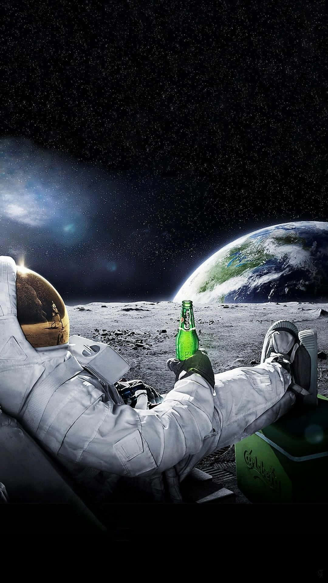 桌布 壁紙 — 一名太空人在月球上放鬆，手持綠色啤酒瓶，背後是繁星虛空中升起的地球。