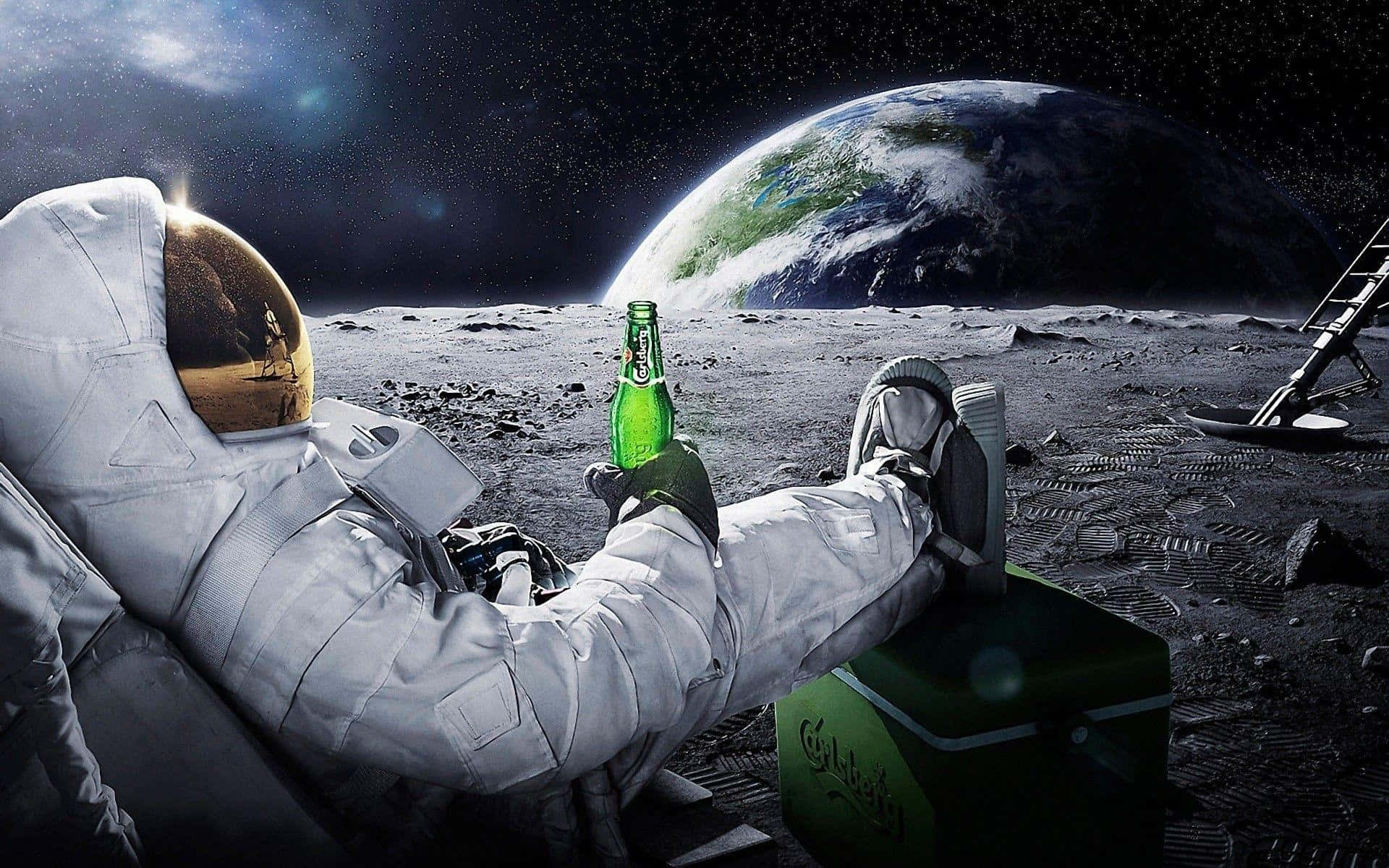 Astronaut Desktop 桌布 壁紙 — 一名太空人在月球上放鬆，手持綠色啤酒瓶，背後地球升起。