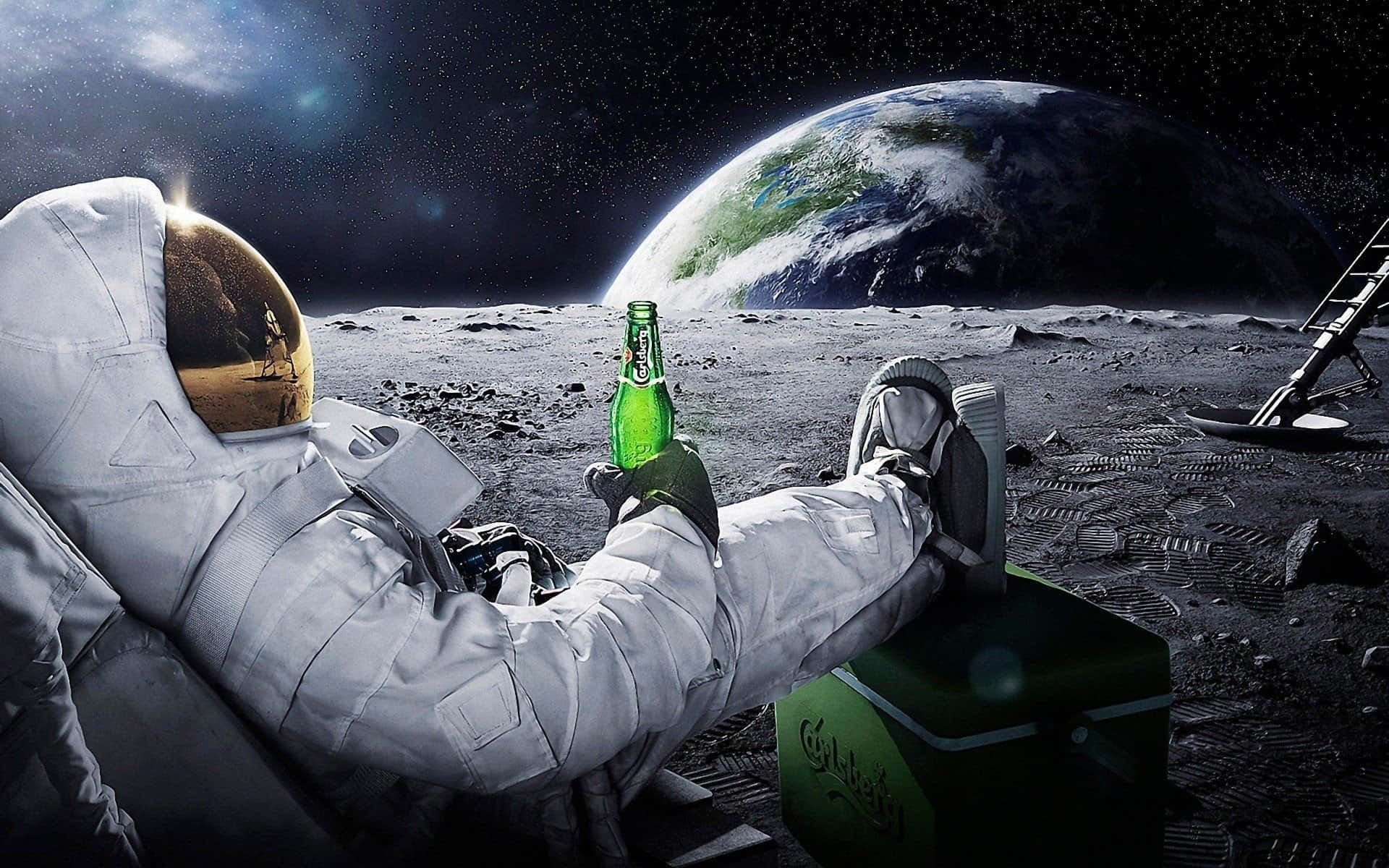 酷炫太空 桌布 壁紙 — 一名太空人在月球上放鬆，手持綠色啤酒瓶，地球在他們身後的星空升起。