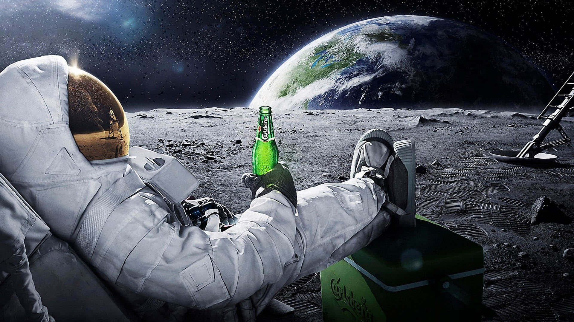 史詩 桌布 壁紙 — 一名太空人在月球上放鬆，手持綠色啤酒瓶，地球在他們身後升起。