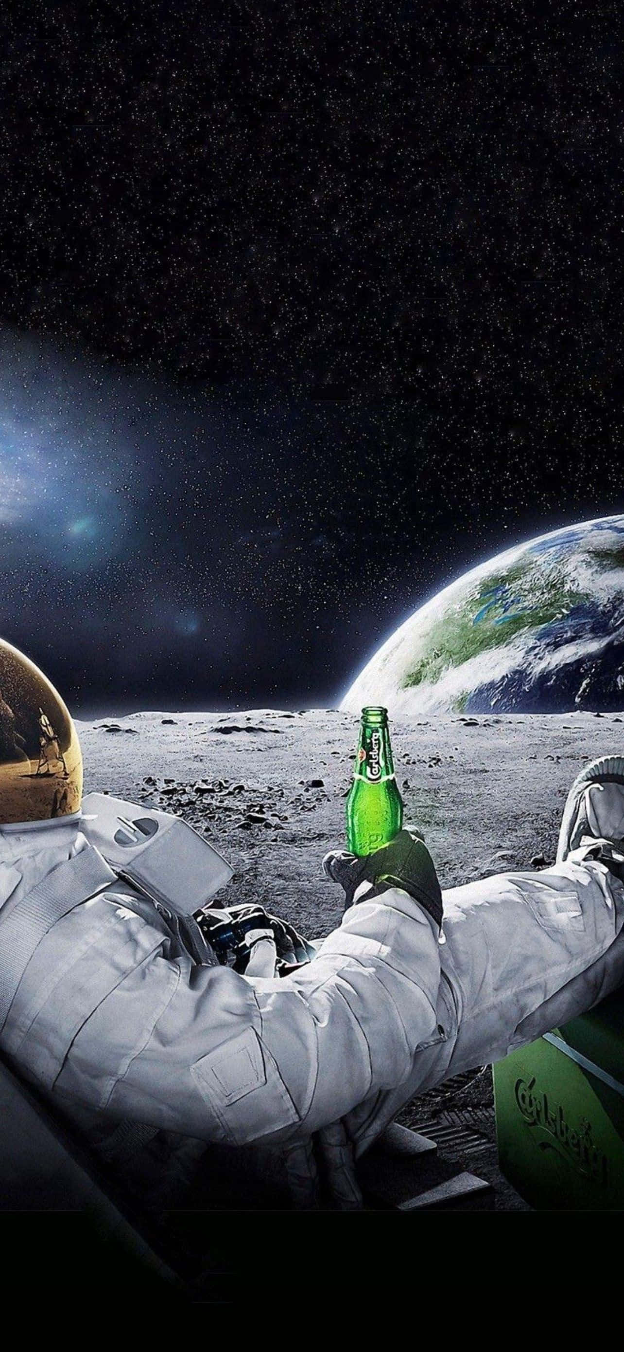 酷炫iPhone 桌布 壁紙 — 一名太空人在月球上放鬆，手持綠色啤酒瓶，地球在他們身後繁星點點的虛空中升起。