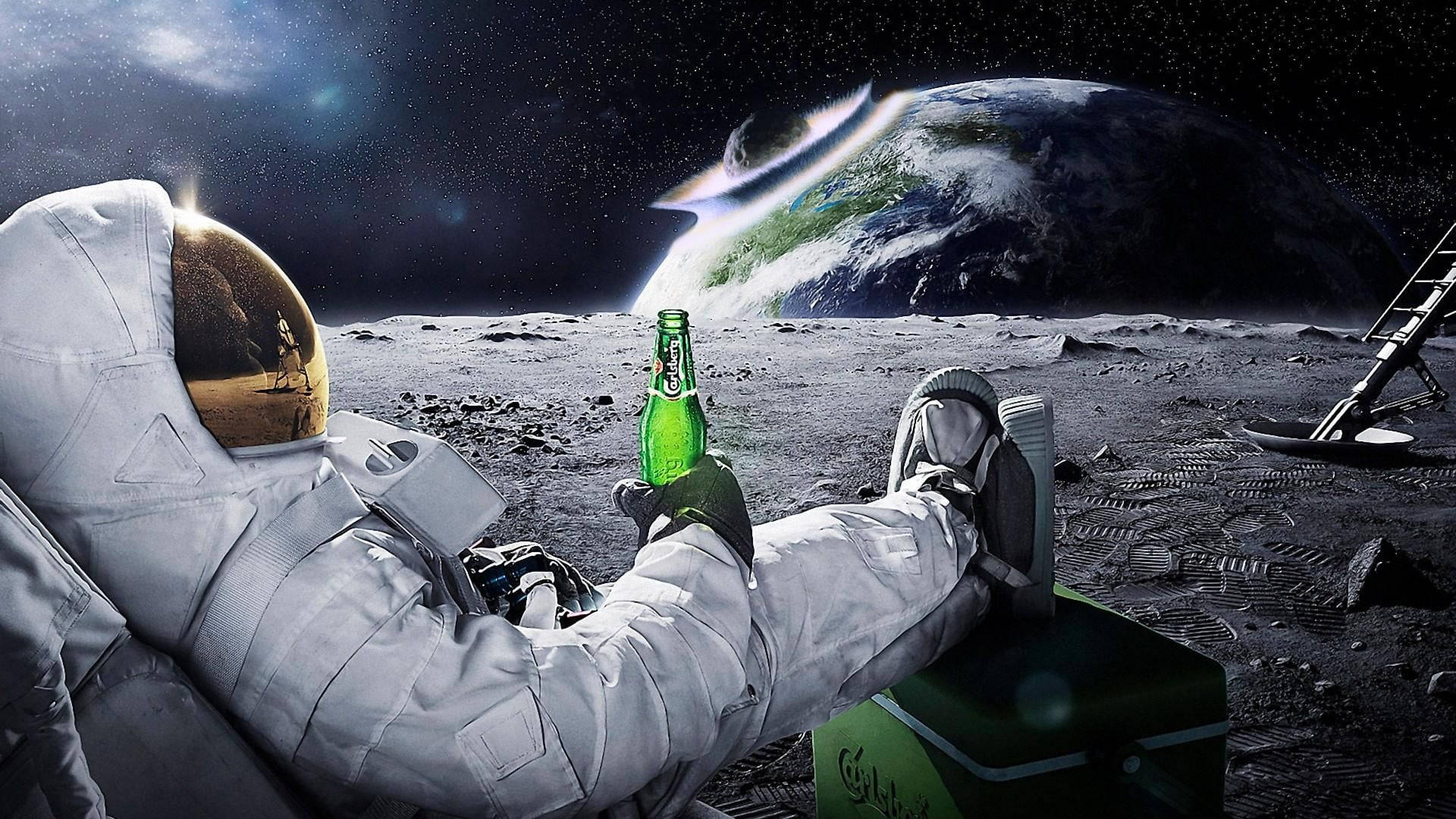 Humor 桌布 壁紙 — 一名太空人在月球上放鬆，手持綠色啤酒瓶，地球在他們身後的宇宙虛空中升起。
