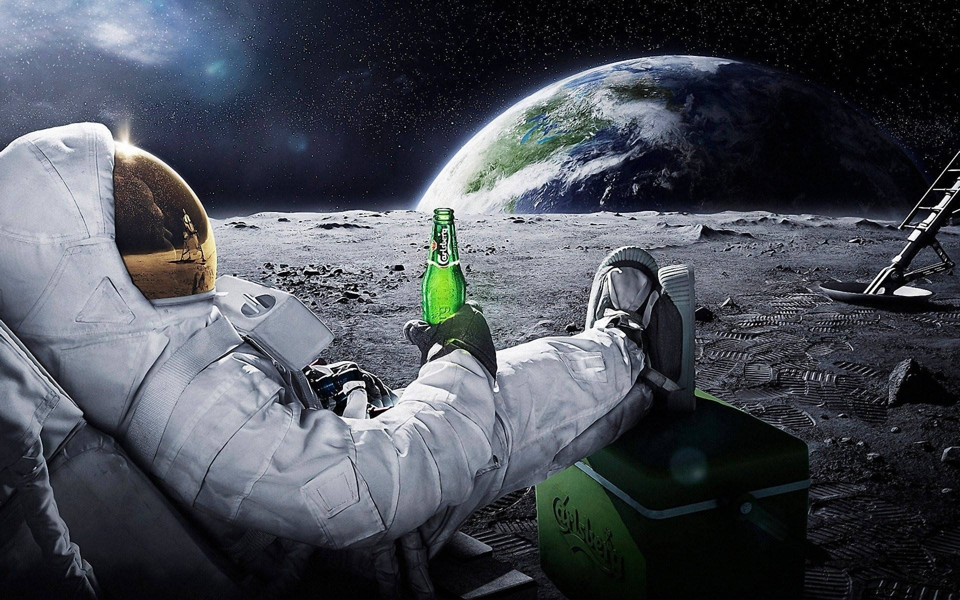 Beer 桌布 壁紙 — 一名太空人在月球上放鬆，手持綠色啤酒瓶，地球在他們身後升起，處於宇宙之夜。