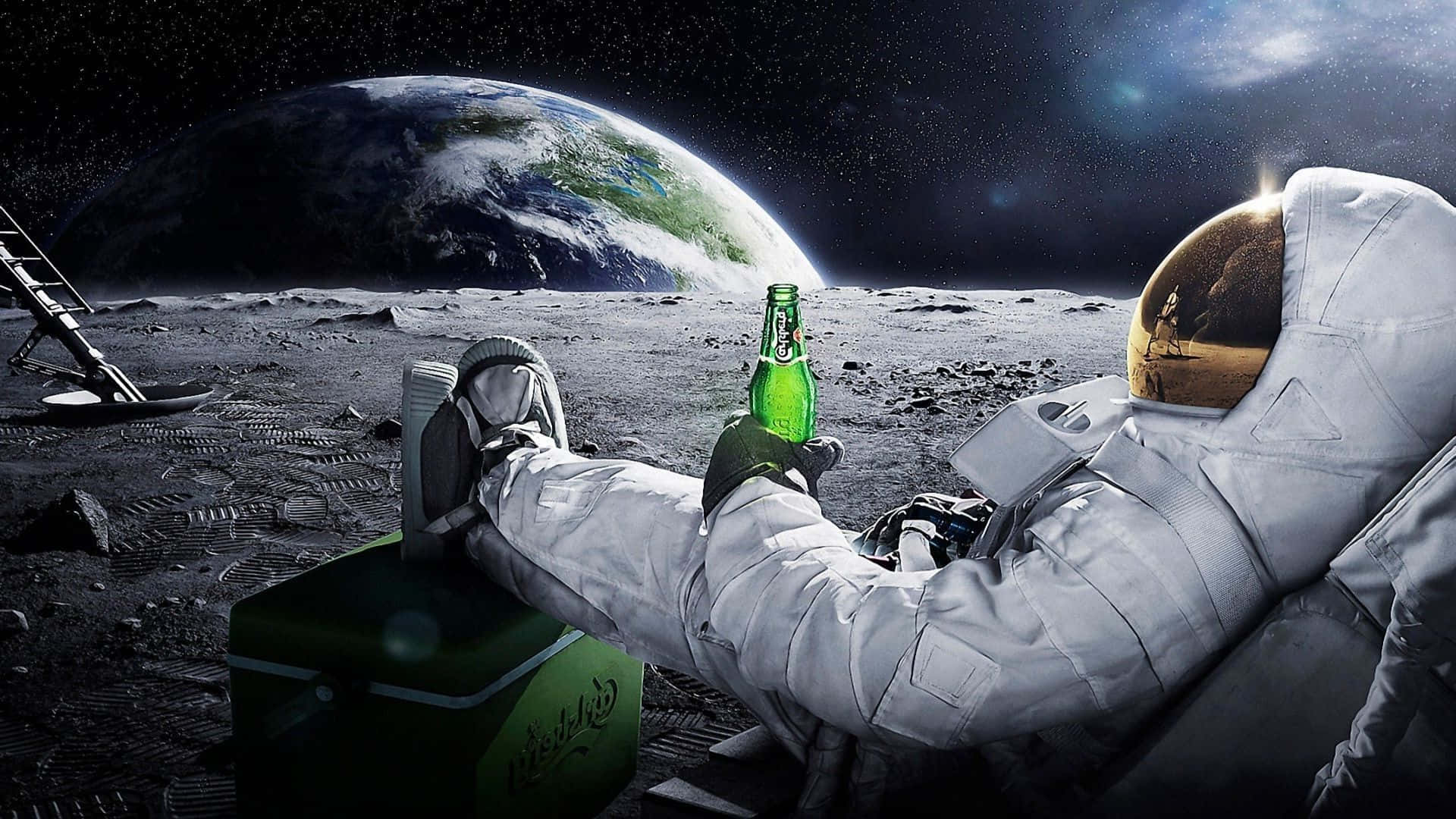Amazing Astronaut 桌布 壁紙 — 一名太空人在月球表面放鬆，手持綠色啤酒瓶，背景中地球升起。