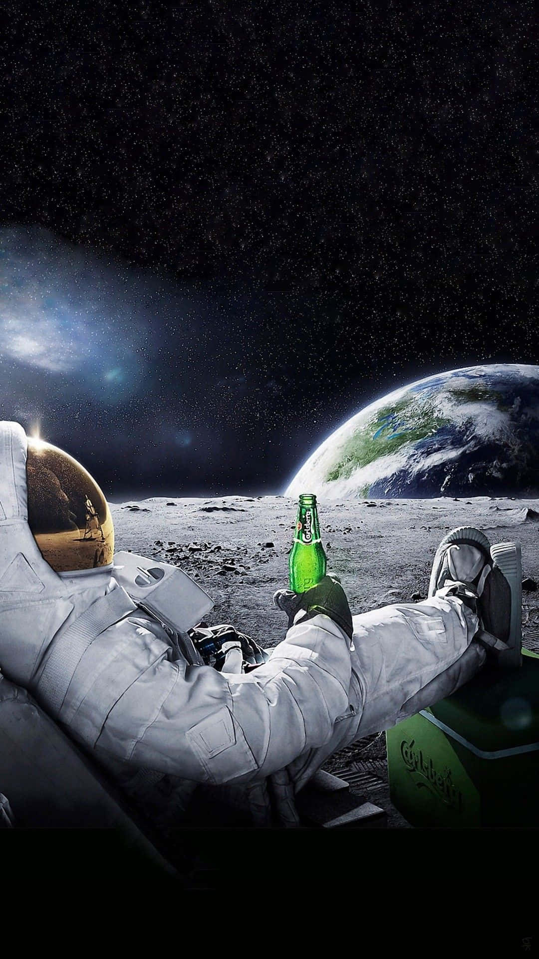 Dope Tumblr iPhone 桌布 壁紙 — 一名太空人在月球表面放鬆，手持綠色啤酒瓶，背景是星空下升起的地球。