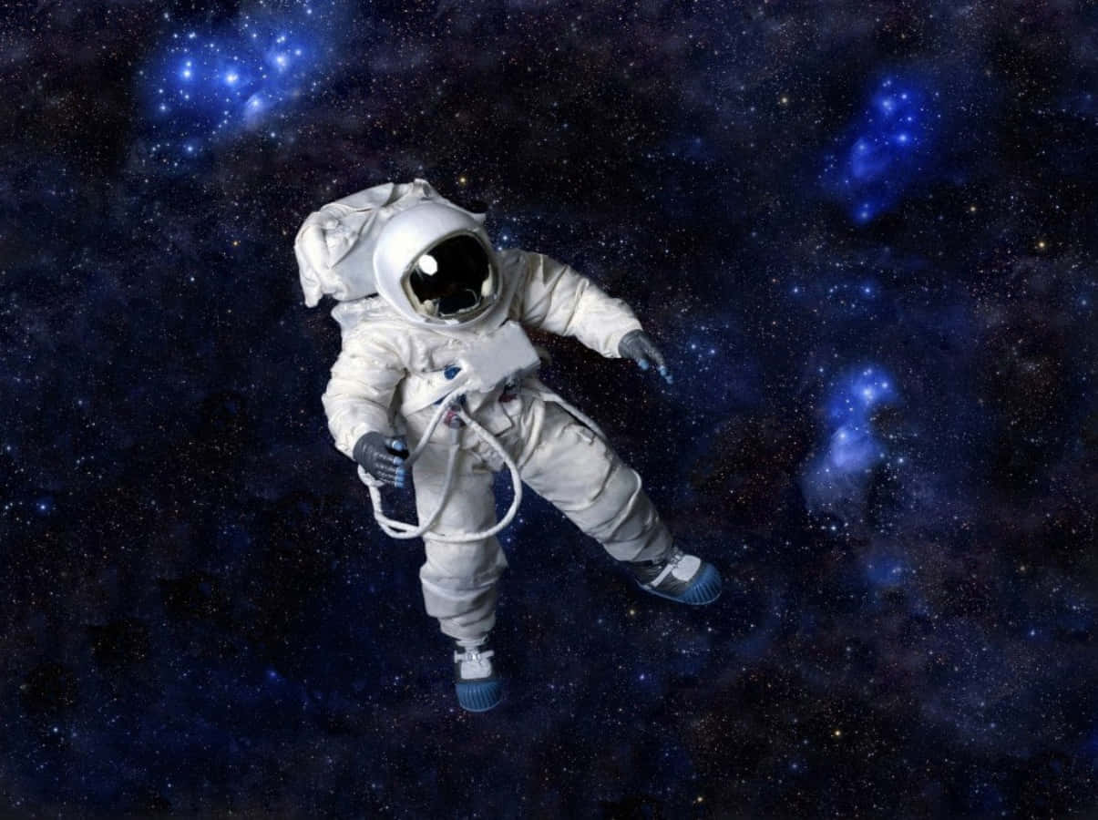  壁紙 — 一名太空人在深空中無重漂浮，被發光的藍色星雲和遙遠的星星包圍。