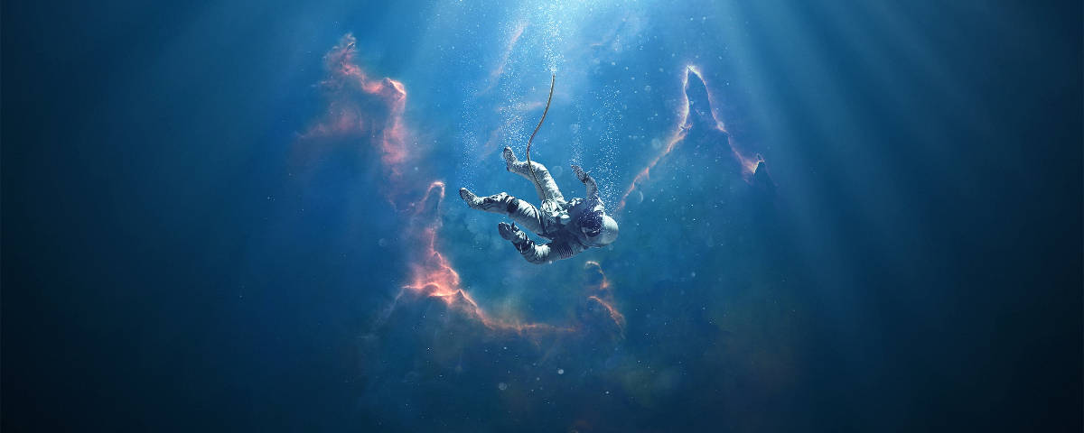  壁紙 — 一名太空人在深藍色太空中無重漂浮，周圍是發光的粉紅色星雲和燦爛的陽光。