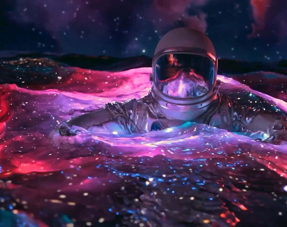 Amazing Astronaut 桌布 壁紙 — 一名太空人在繁星點點的星雲天空下，平靜地漂浮在發光的宇宙海洋中。