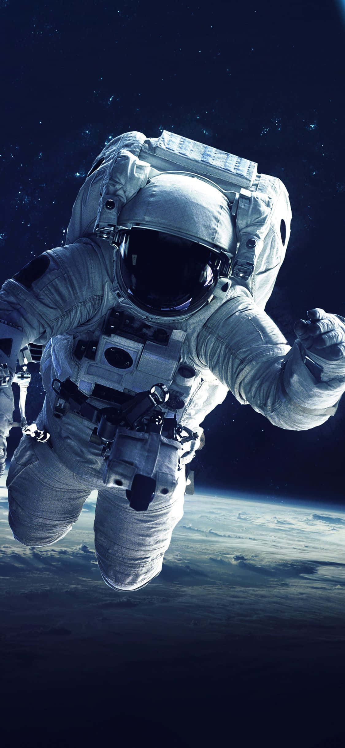 Astronaut iPhone 桌布 壁紙 — 一名太空人在零重力下漂浮，背景是繁星點點的宇宙，下方地球彎曲的地平線閃耀著光芒。