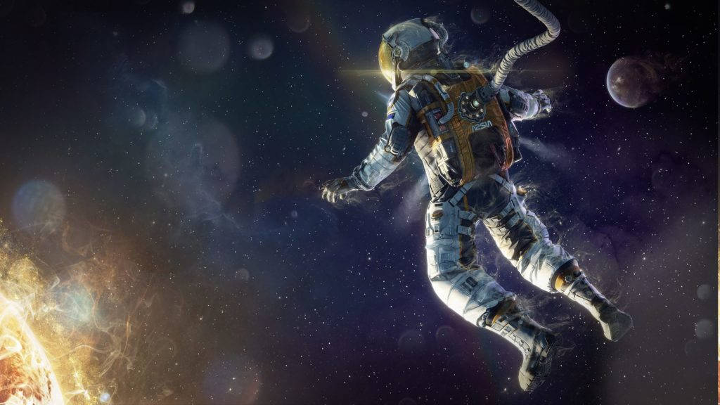 Astronaut In Space 桌布 壁紙 — 一名太空人在零重力下漂浮，靠近一顆發光的太陽和一顆遙遠的行星，背景是繁星點點的宇宙。