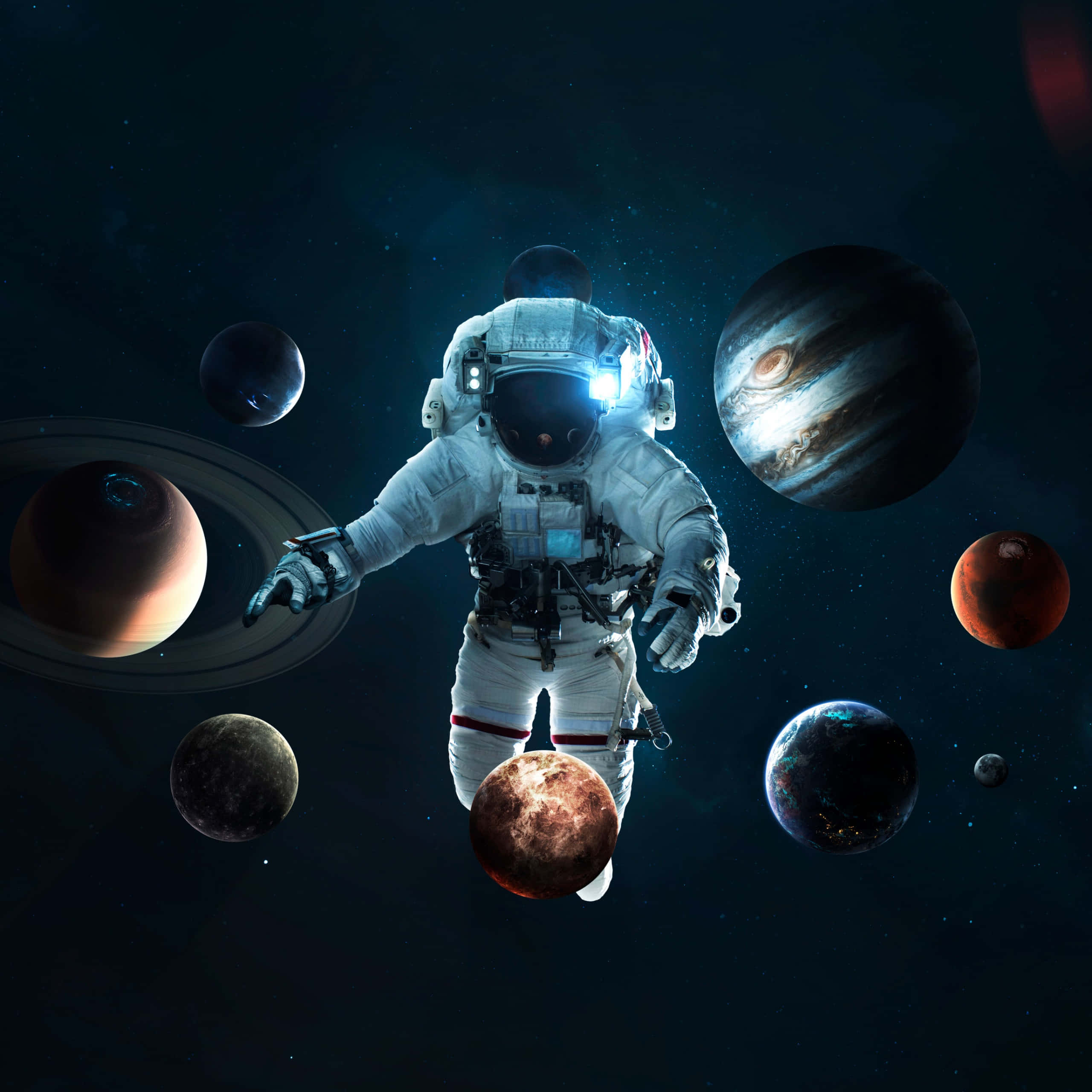 太空人 桌布 壁紙 — 一名太空人在黑暗的宇宙虛空中漂浮於色彩繽紛的行星和環之間，頭盔燈光閃爍。