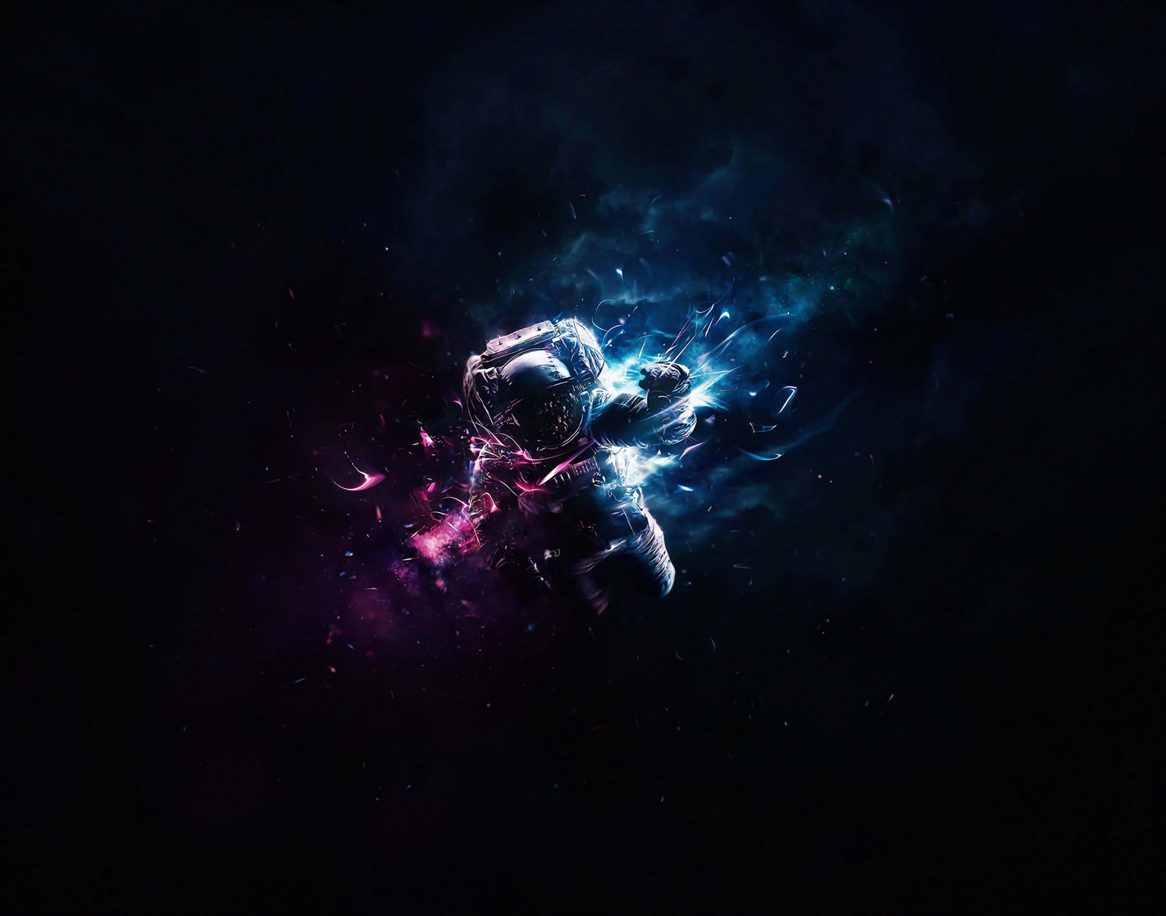 Amazing Astronaut 桌布 壁紙 — 一名太空人在黑暗虛空中漂浮，被鮮豔的藍色和粉紅色宇宙能量包圍。