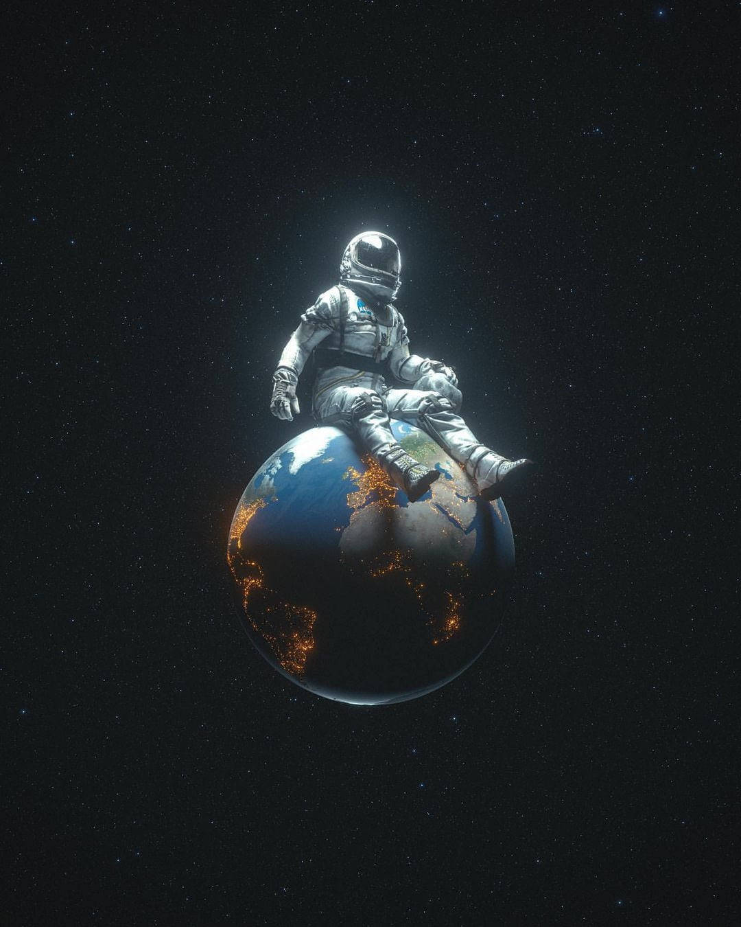 地球 桌布 壁紙 — 一名太空人平靜地坐在發光的地球上，背景是繁星點點的宇宙，下方城市燈光閃爍。
