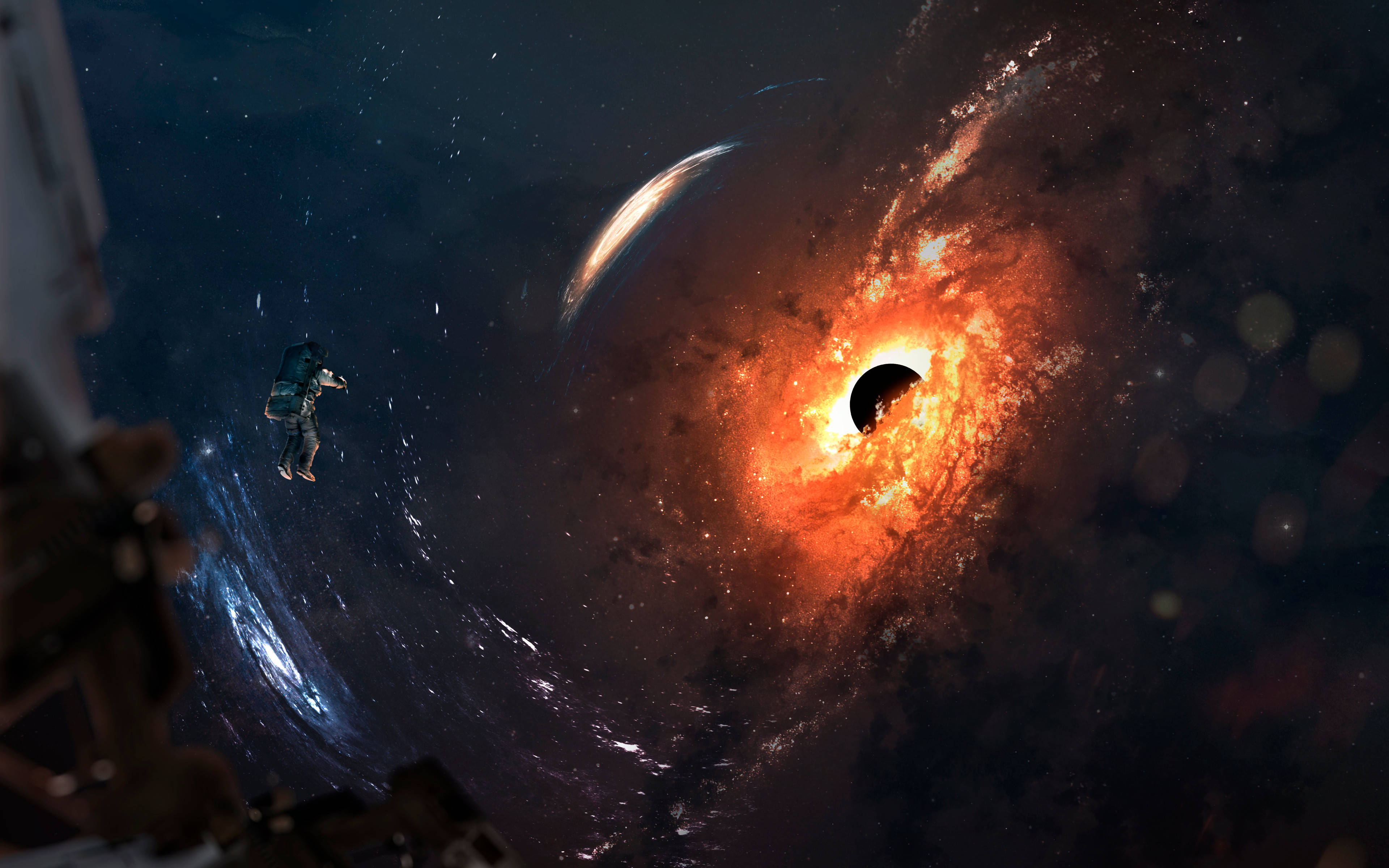 宇宙美學 桌布 壁紙 — 一名太空人漂浮在一個旋轉的橙黑色黑洞附近，該黑洞帶有發光的吸積盤和深空中的遙遠行星。