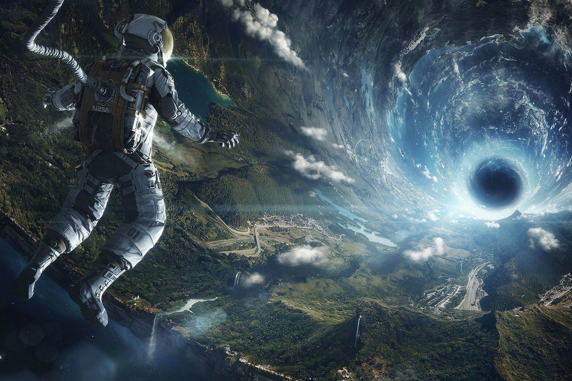 黑洞 桌布 壁紙 — 一名太空人漂浮在一個鬱鬱蔥蔥的綠色星球上方，一個巨大的旋轉黑洞在天空中若隱若現。