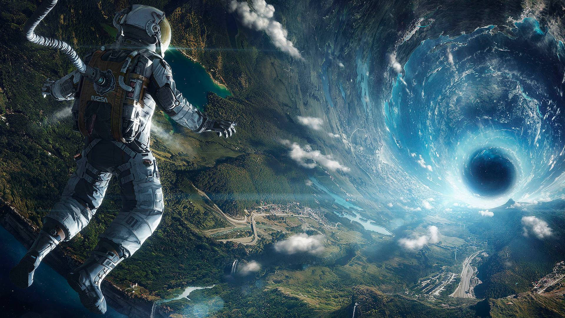 星際效應 桌布 壁紙 — 一名太空人漂浮在一個鬱鬱蔥蔥的綠色行星上方，一個旋轉的藍色黑洞在附近的太空中若隱若現。