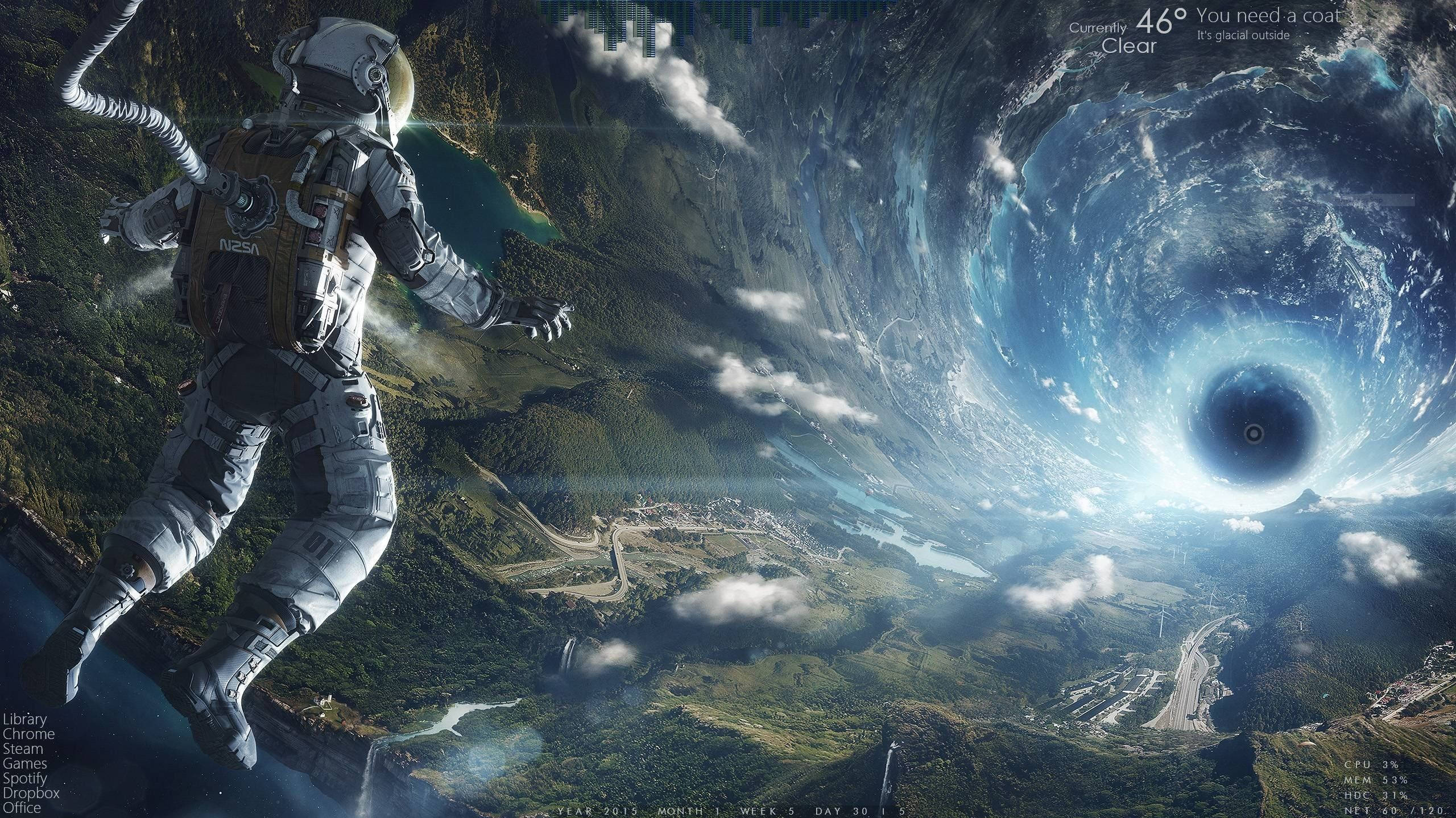 遊戲 桌布 壁紙 — 一名太空人漂浮在一個鬱鬱蔥蔥的綠色星球上方，天空中有一個巨大的旋轉漩渦，其中有一個黑洞。