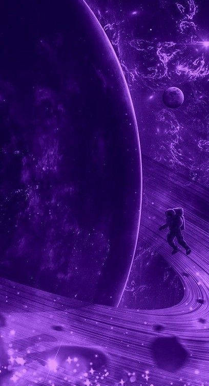  壁紙 — 一名太空人漂浮在充滿活力的紫色星雲中，旁邊是一顆巨大的行星，周圍有旋轉的宇宙塵埃和遙遠的星星。