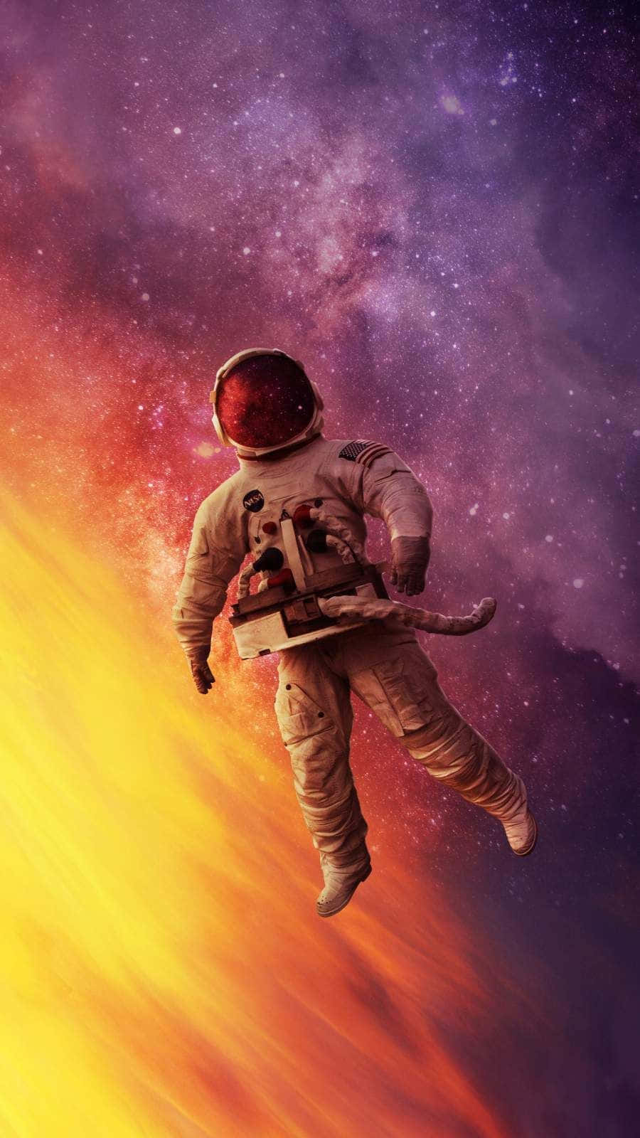 太空人 桌布 壁紙 — 一名太空人漂浮在宇宙星雲中，周圍有火橙色和深紫色的星場旋轉。