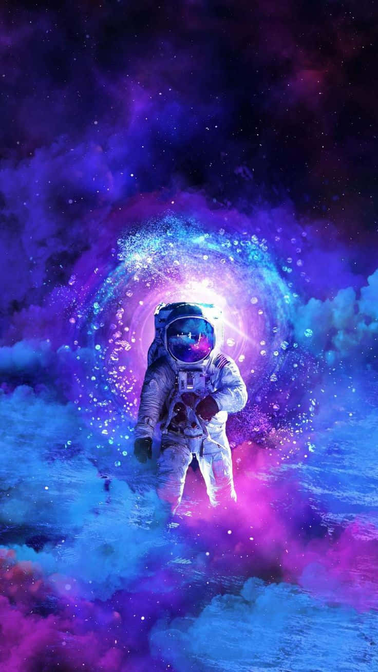 Beautiful Galaxy 桌布 壁紙 — 一名太空人漂浮在由電紫色、藍色和粉紅色發光氣體雲組成的漩渦宇宙星雲中。