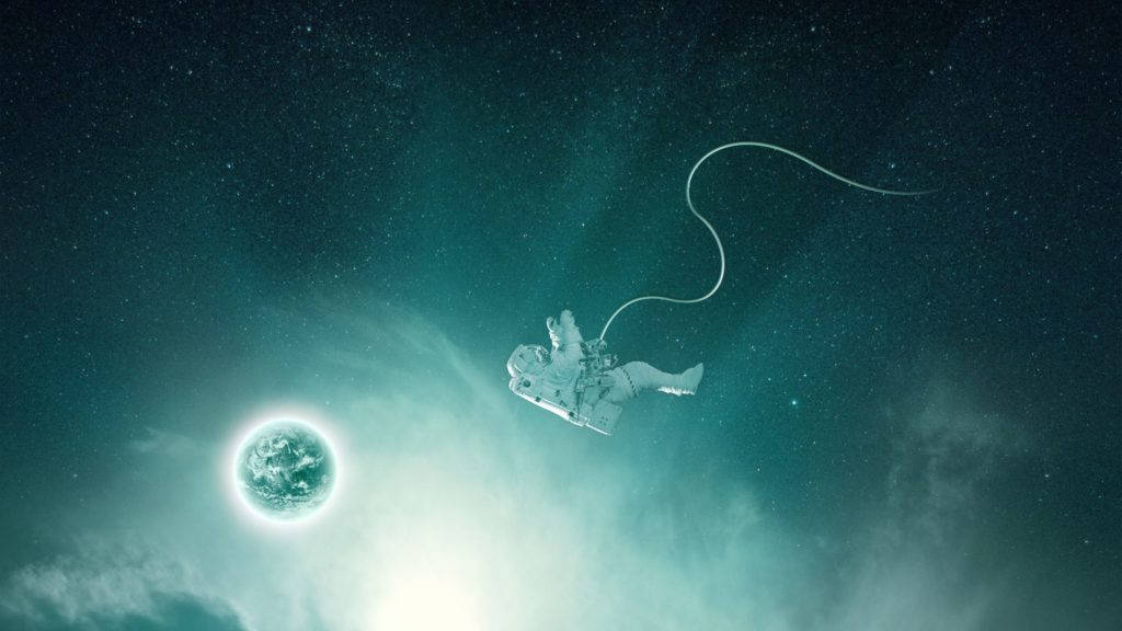Astronaut In Space 桌布 壁紙 — 一名太空人漂浮在藍綠色太空，連接到一個散發明亮光環的行星。