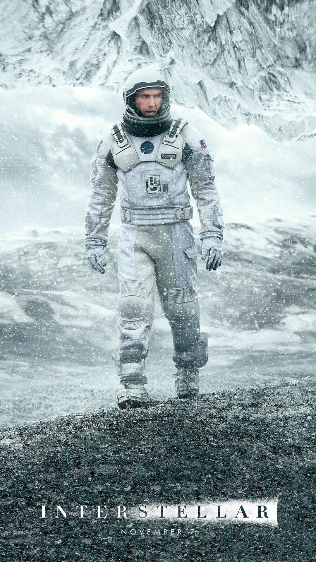 Matthew 桌布 壁紙 — 一名太空人獨自站在一個被雪覆蓋的外星行星上，背後是鋸齒狀的冰山，天空灰濛濛的。