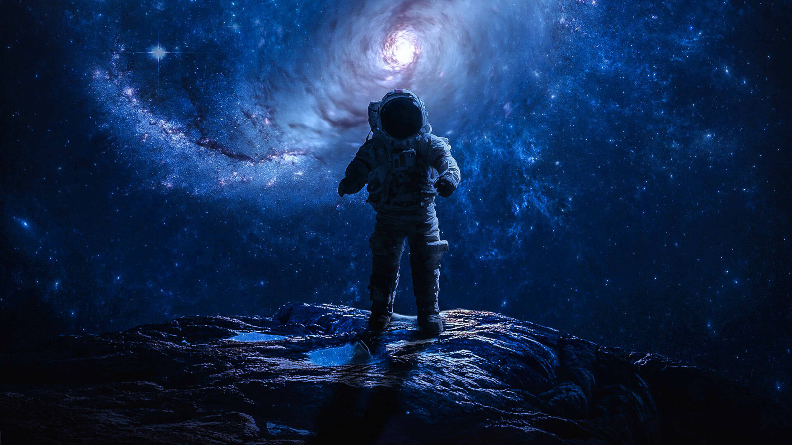 太空 桌布 壁紙 — 一名太空人獨自站在岩石天體上，凝視著一個閃爍著星光的旋轉藍色星系。