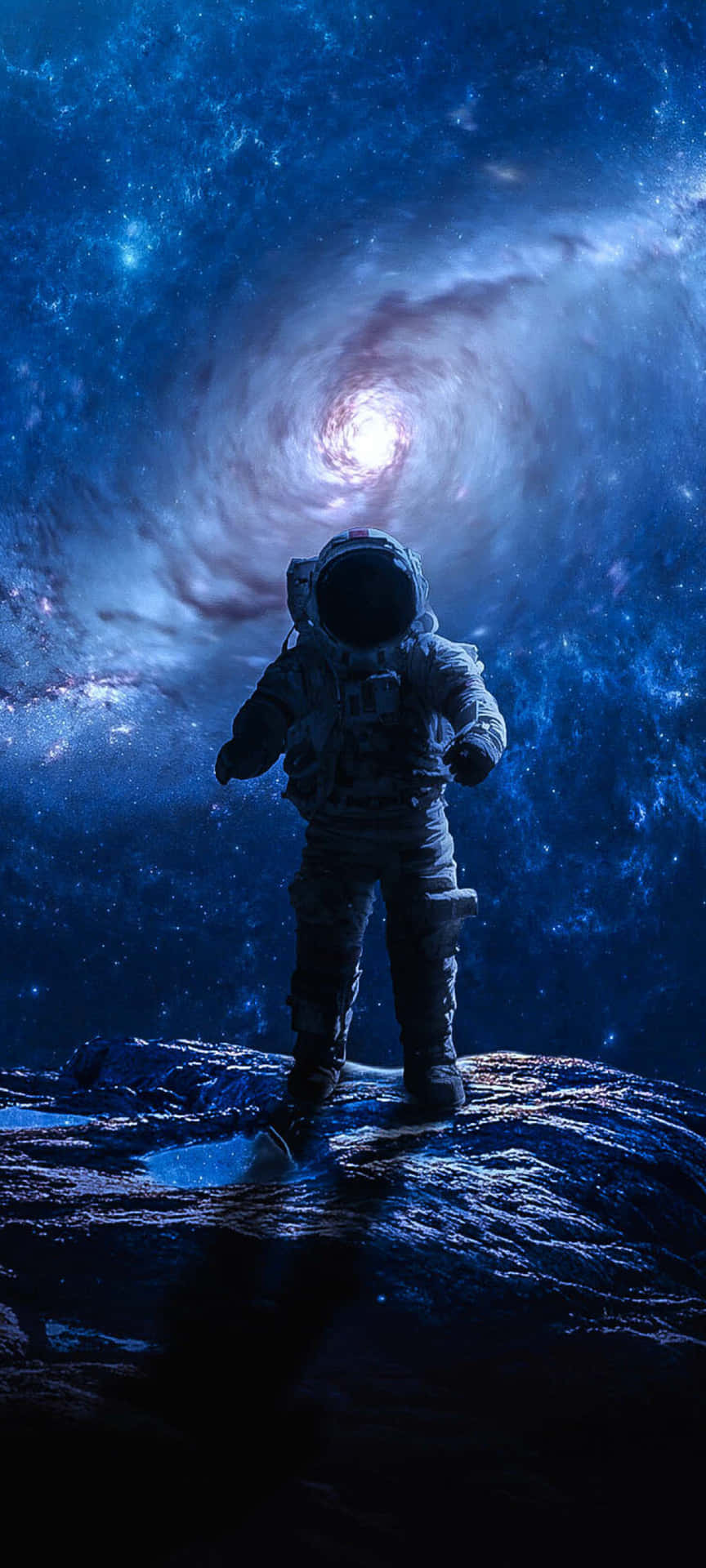  壁紙 — 一名太空人獨自站在岩石天體上，凝視著一個旋轉的藍色星系，散發著宇宙的光芒。