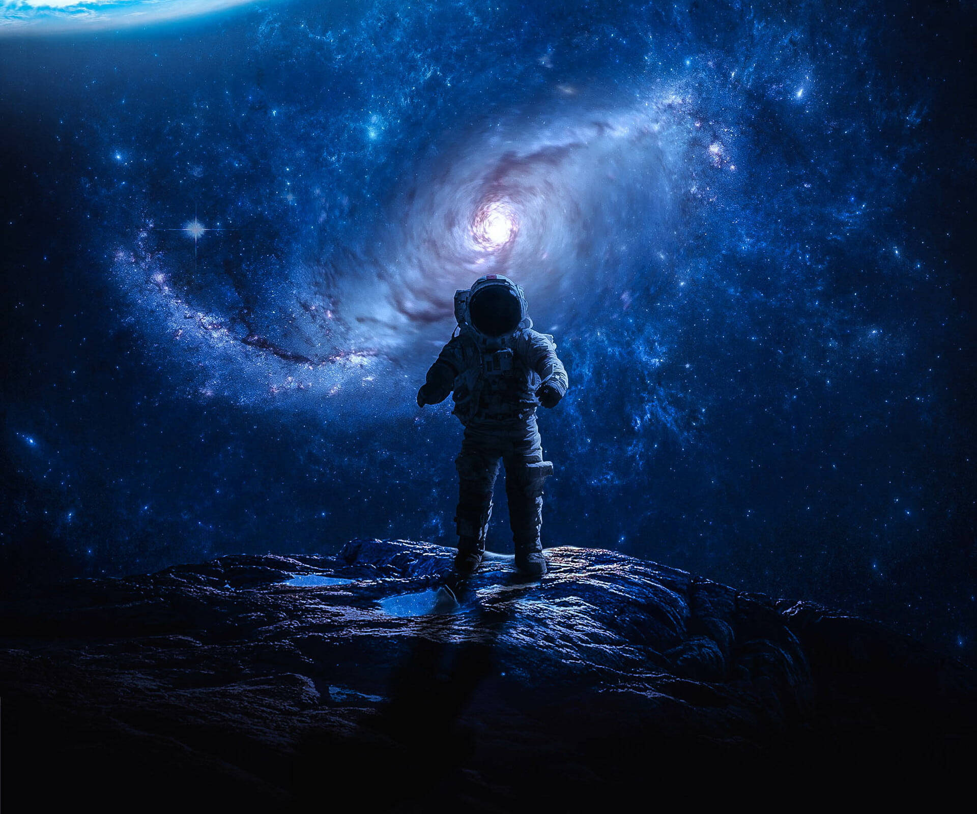 Stars 桌布 壁紙 — 一名太空人獨自站在岩石表面，凝視著上方閃爍著星光的旋轉藍色星系。