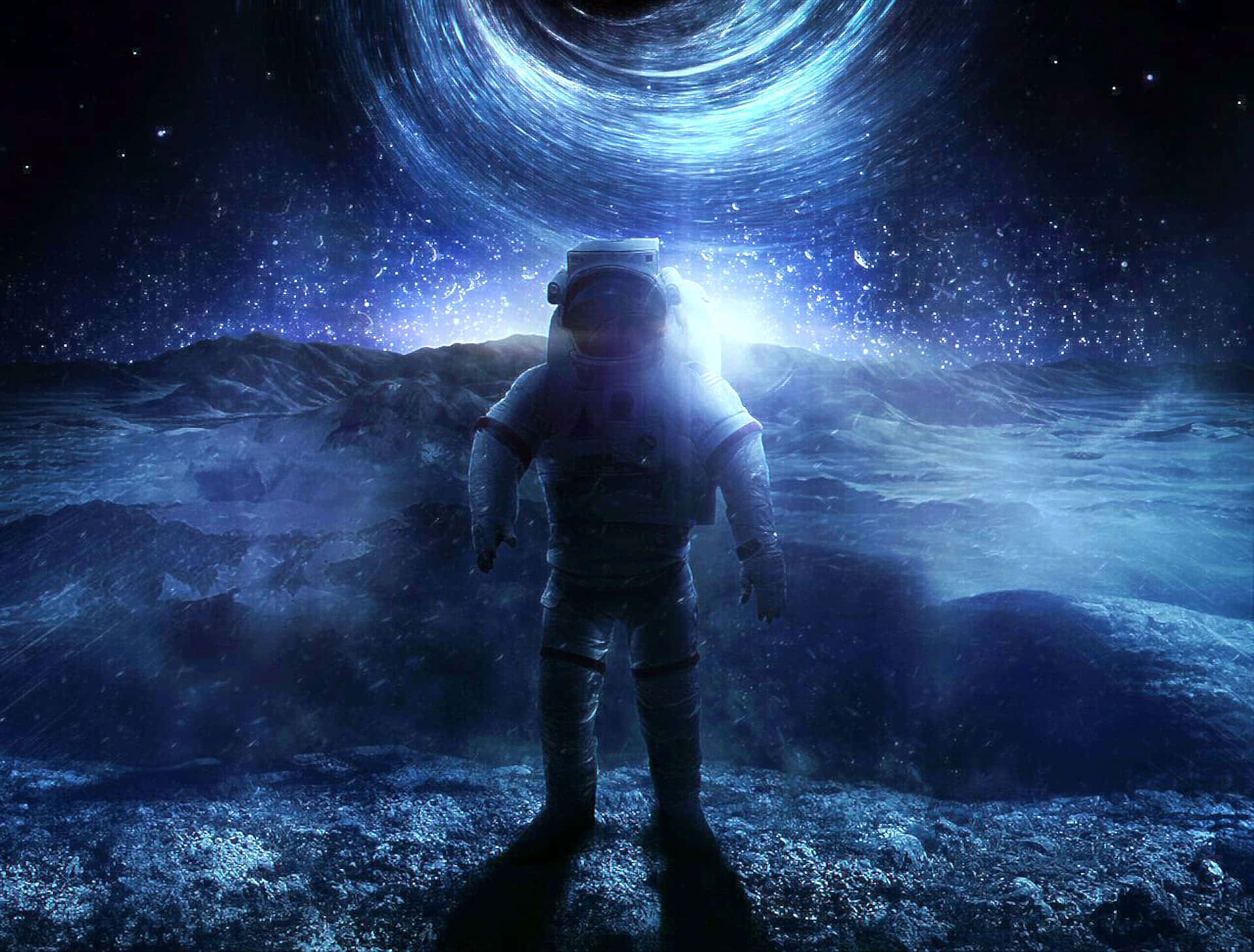 神秘 桌布 壁紙 — 一名太空人獨自站在崎嶇的外星行星上，下方是散發電光藍色光芒的旋轉宇宙漩渦。