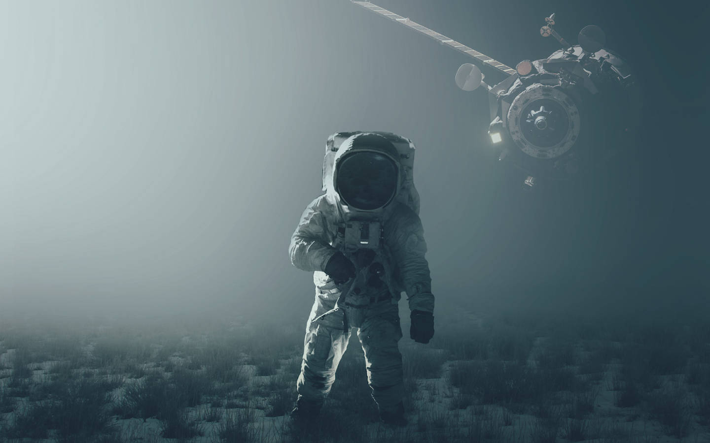  壁紙 — 一名太空人獨自站在迷霧籠罩的外星景觀中，一艘太空船在昏暗光線下於附近盤旋。
