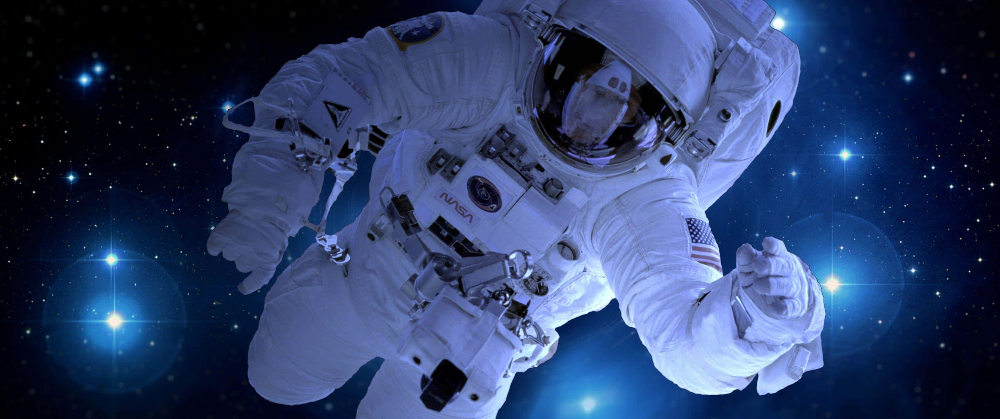 Astronaut Desktop 桌布 壁紙 — 一名太空人穿著白色太空衣，漂浮在星光閃爍的藍色宇宙背景中，背景有發光的星星。