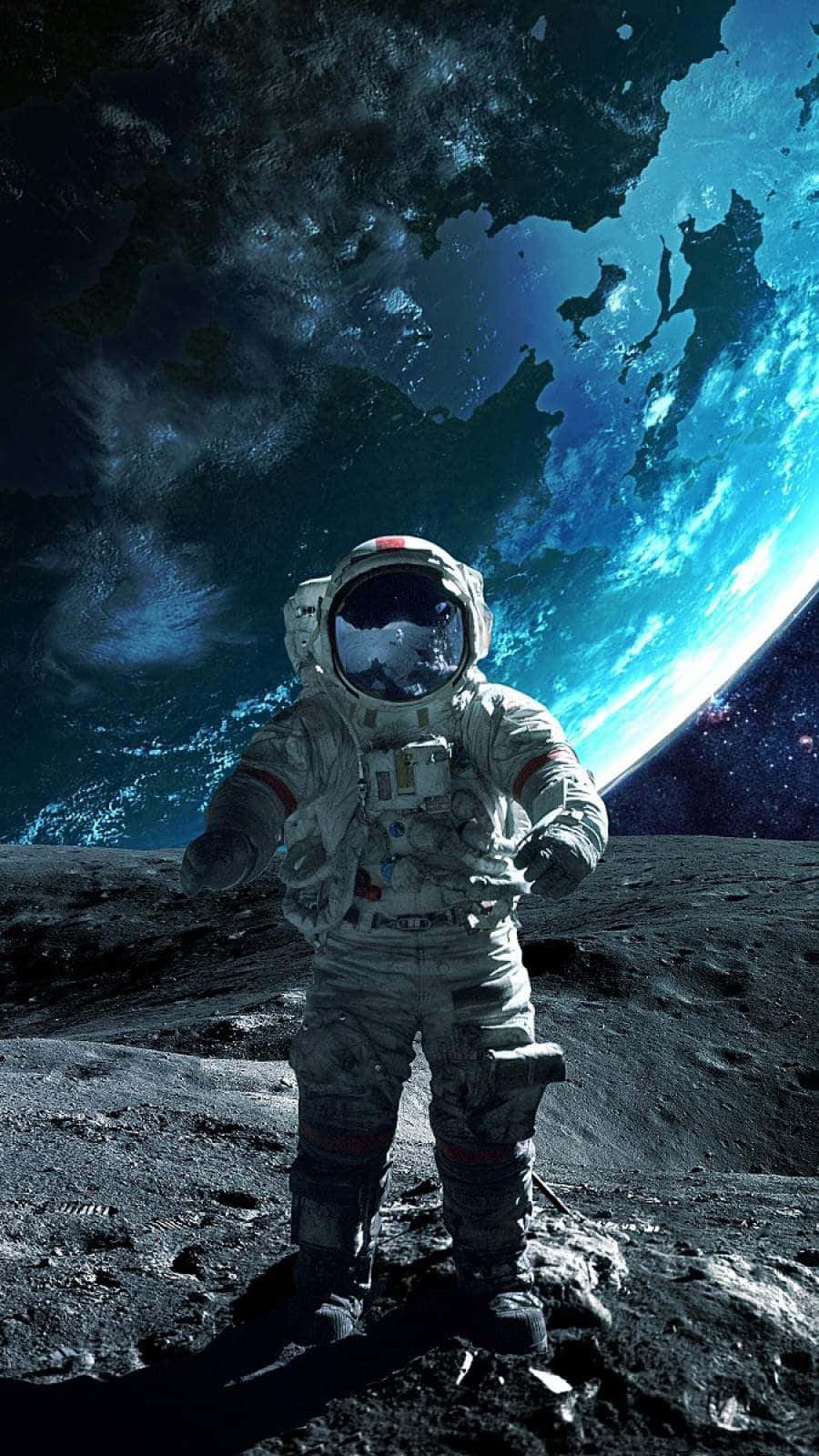 Astronaut iPhone 桌布 壁紙 — 一名太空人站在佈滿隕石坑的月球表面，凝視著地球充滿活力的藍白漩渦大氣層。