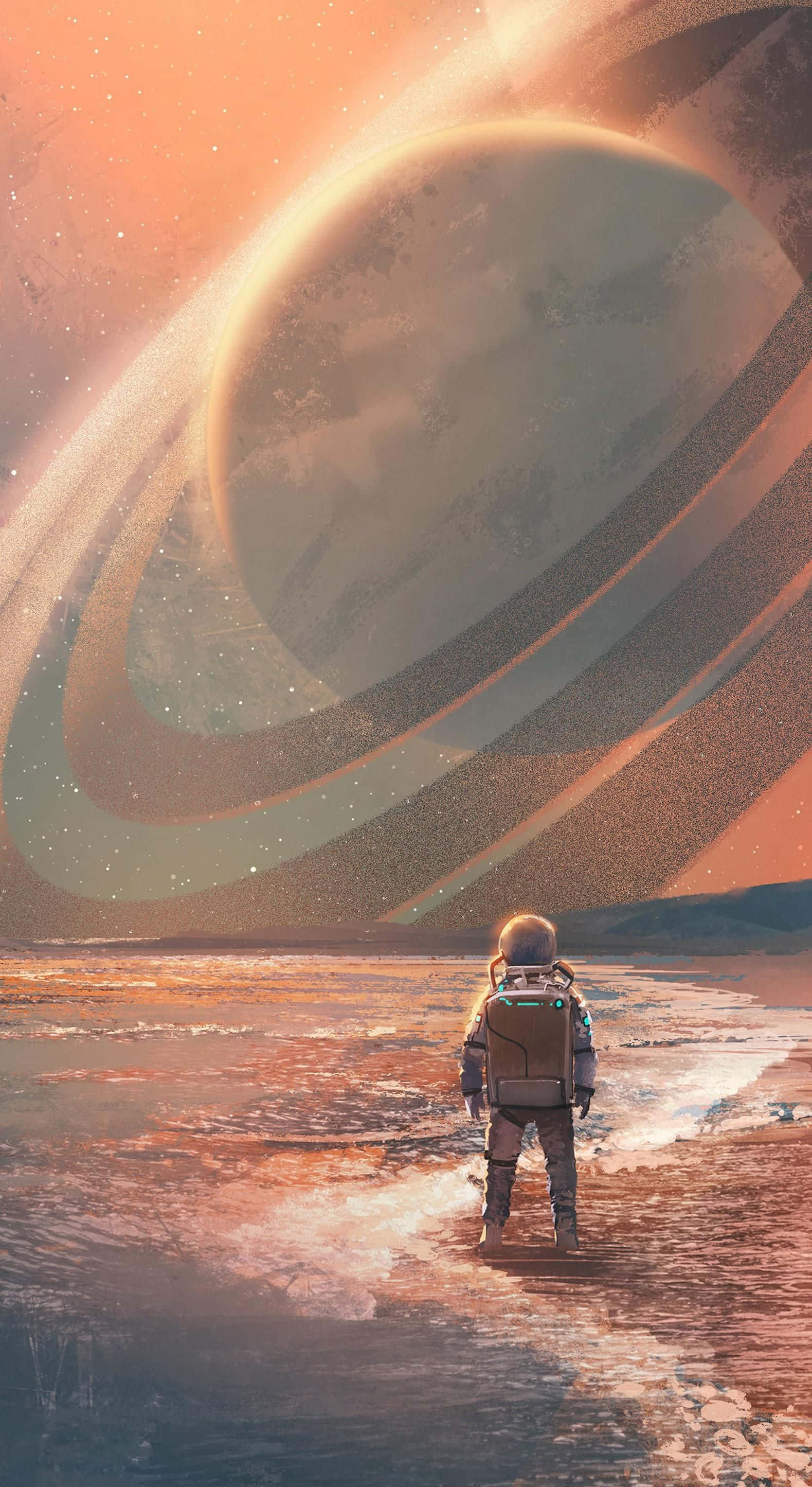 astronaut aesthetic 桌布 壁紙 — 一名太空人站在外星海岸，凝視著在橙色天空中發光的巨大環狀行星。