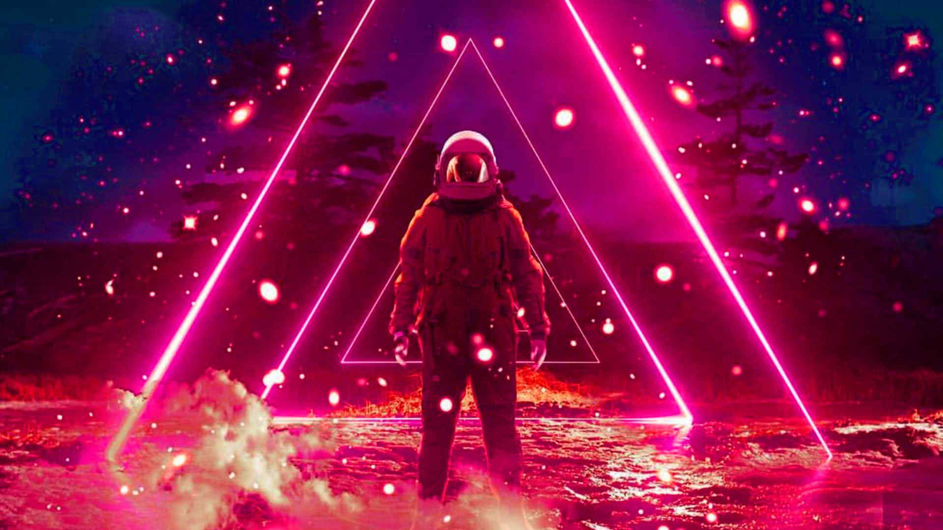 Amazing Astronaut 桌布 壁紙 — 一名太空人站在夜間超現實宇宙森林中發光的粉紅色霓虹三角形傳送門內。