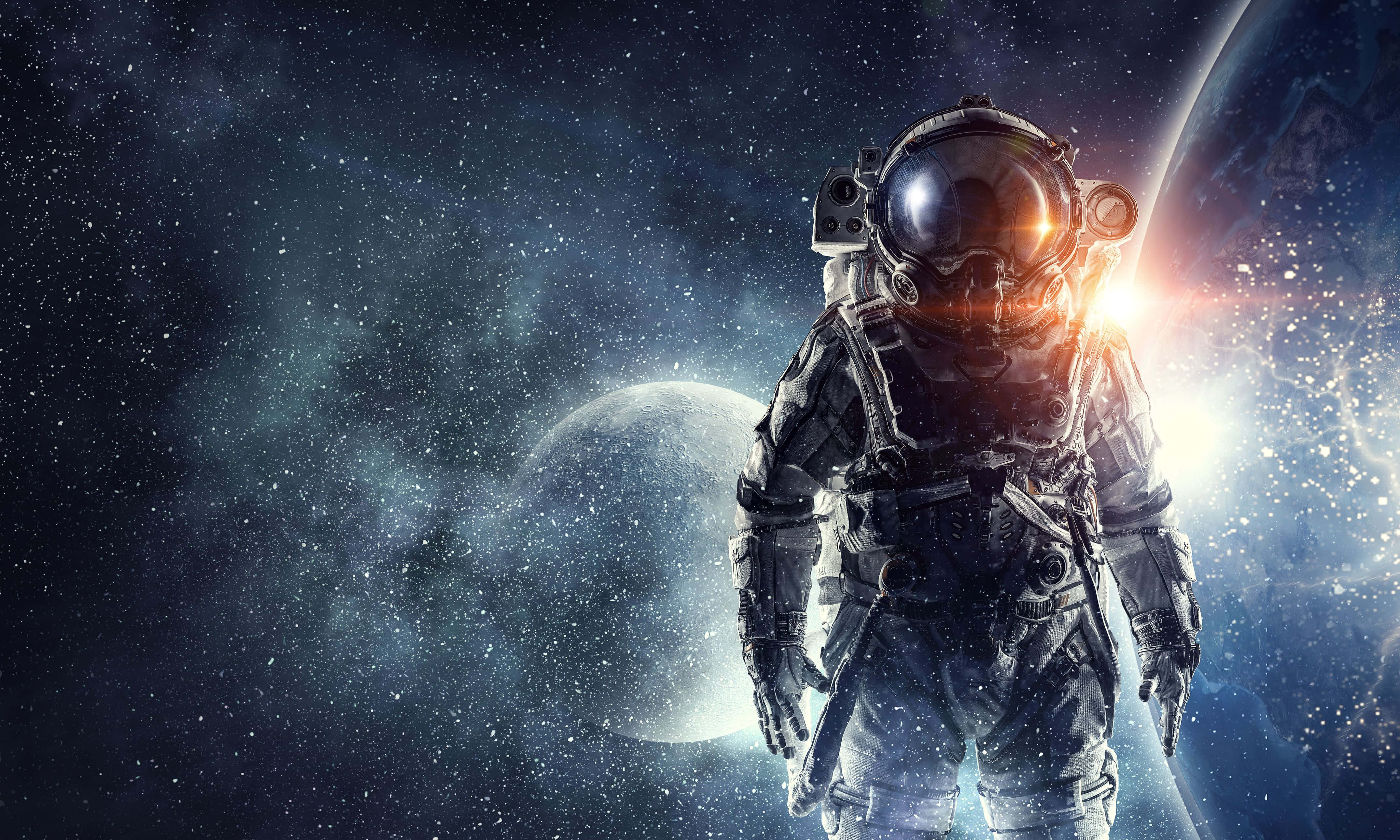Amazing Astronaut 桌布 壁紙 — 一名太空人站在太空中，身後有發光的太陽和漂浮在星空虛無中的行星。
