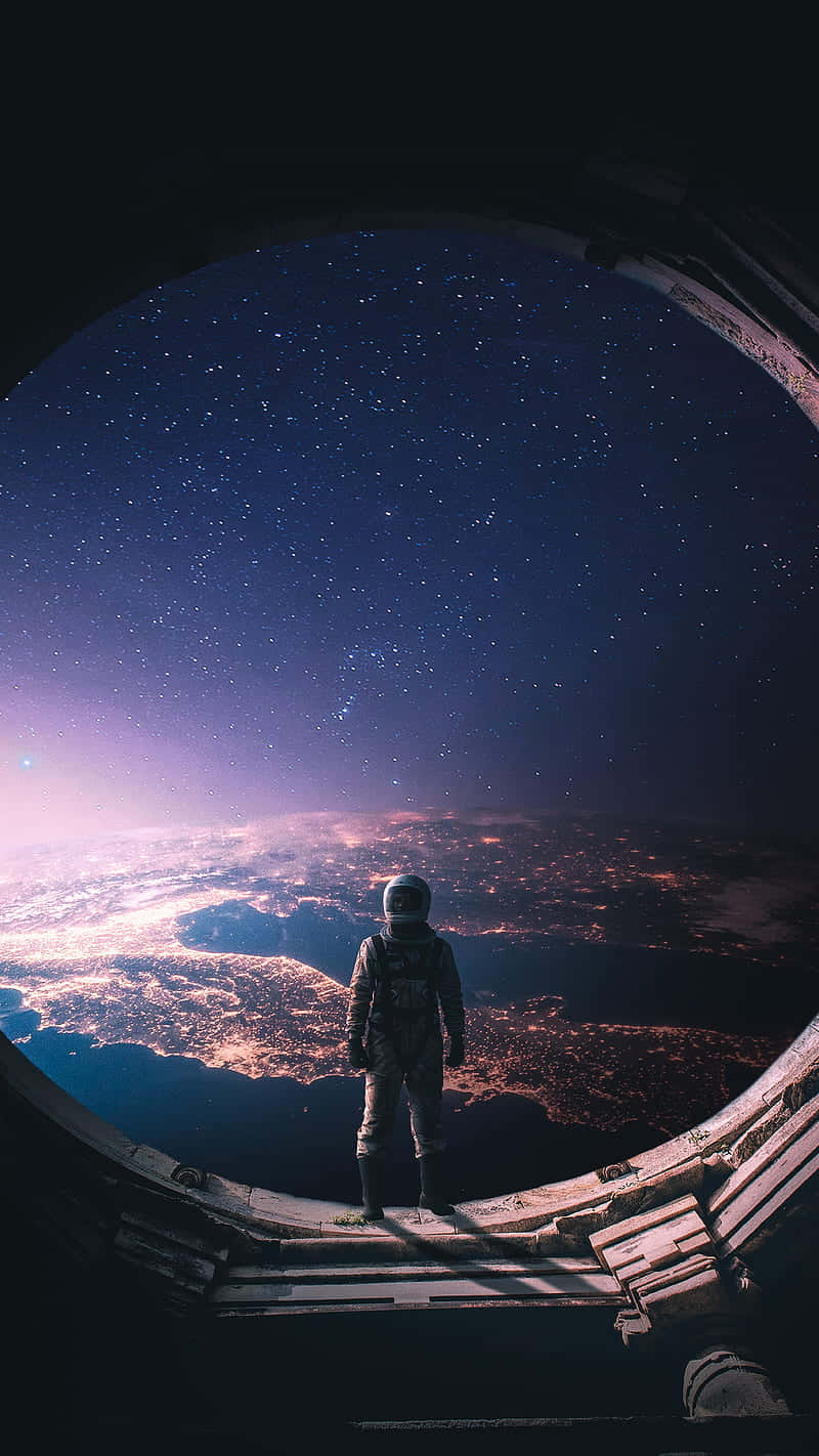 壁紙 — 一名太空人站在太空船窗邊，凝視著發光行星上方繁星點點的夜空。