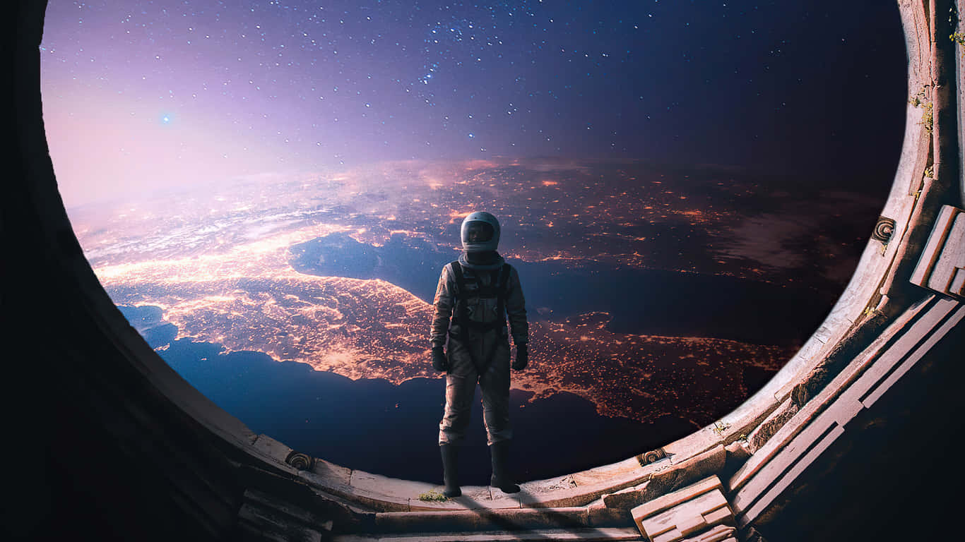 太空人 桌布 壁紙 — 一名太空人站在太空船窗邊，凝視著下方城市燈光閃爍、星光燦爛的紫色天空下發光的行星。