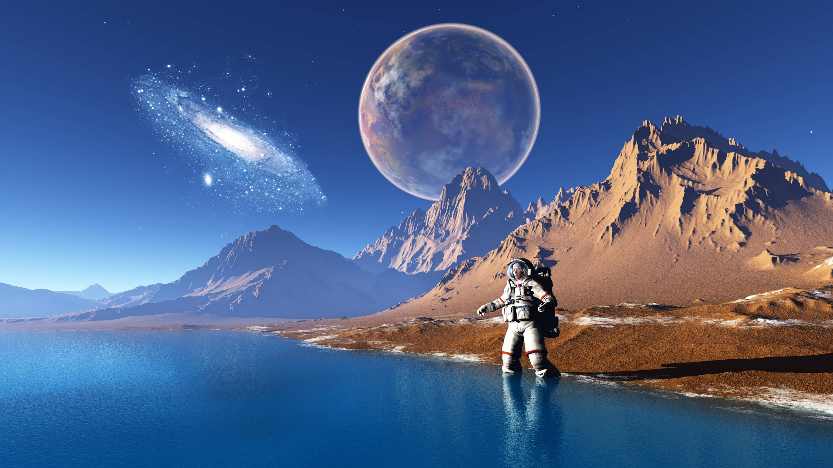 太空人 桌布 壁紙 — 一名太空人站在寧靜的外星水域中，旁邊是鋸齒狀的山脈，天空廣闊，有一顆巨大的行星和發光的星系。