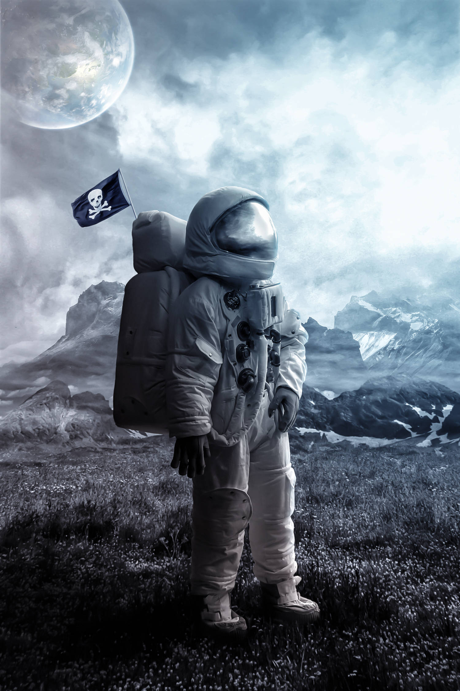 太空人 桌布 壁紙 — 一名太空人站在岩石外星行星上，手持海盜旗，地球在陰雲密佈的天空中可見。