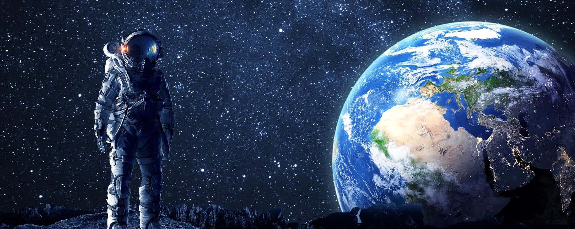 Space Colonization 桌布 壁紙 — 一名太空人站在岩石月球表面，凝視著在星空中升起的鮮豔藍綠色地球。