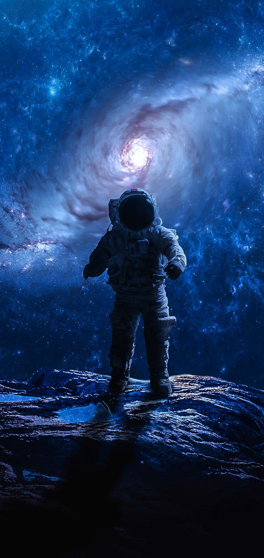 太空 桌布 壁紙 — 一名太空人站在岩石表面，凝視著一個閃爍著宇宙光芒的旋轉星系。