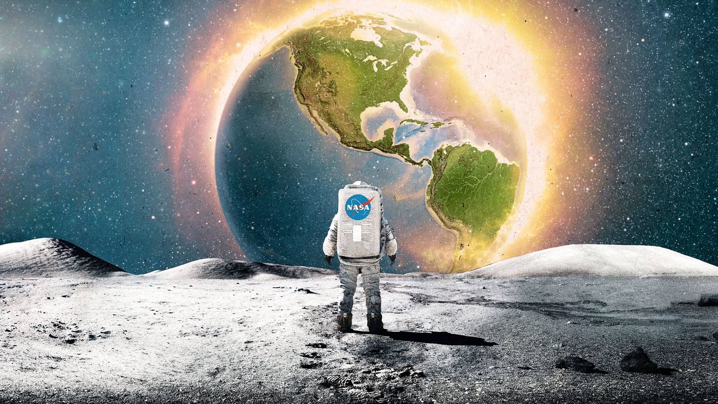 Moonfall 桌布 壁紙 — 一名太空人站在月球上，凝視著被璀璨光環環繞、在星空背景下發光的地球。