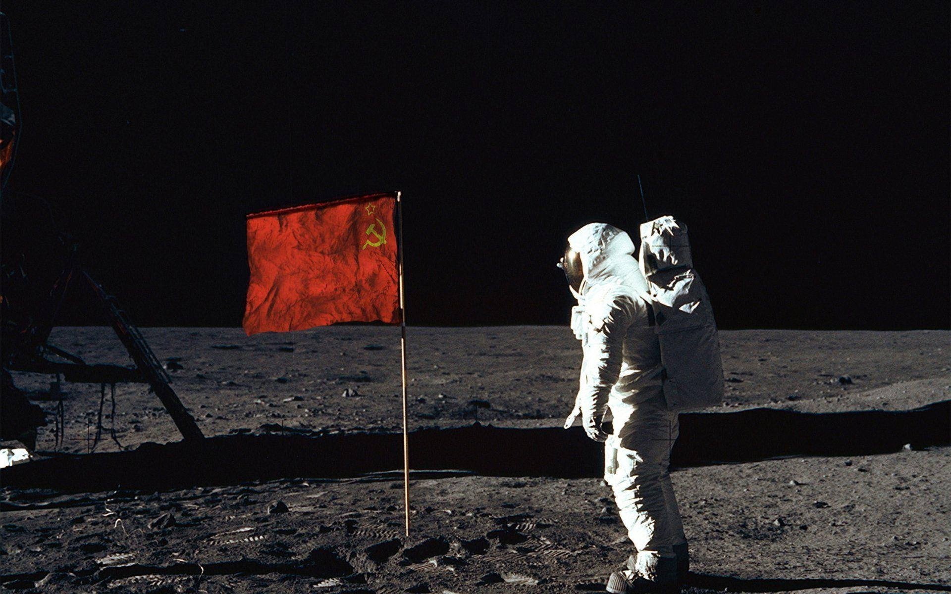 Union 桌布 壁紙 — 一名太空人站在月球上，旁邊有一面飄揚的紅色蘇聯國旗，背景是黑色的天空。