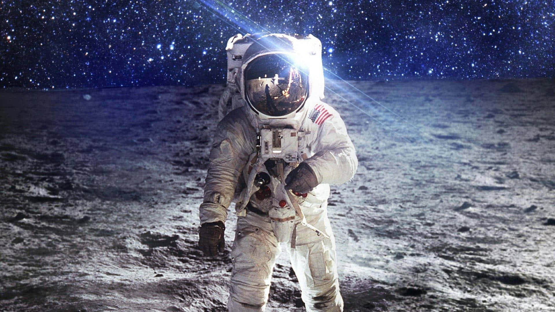 Amazing Astronaut 桌布 壁紙 — 一名太空人站在月球灰色的表面上，星空下，地球在頭盔反射中可見。