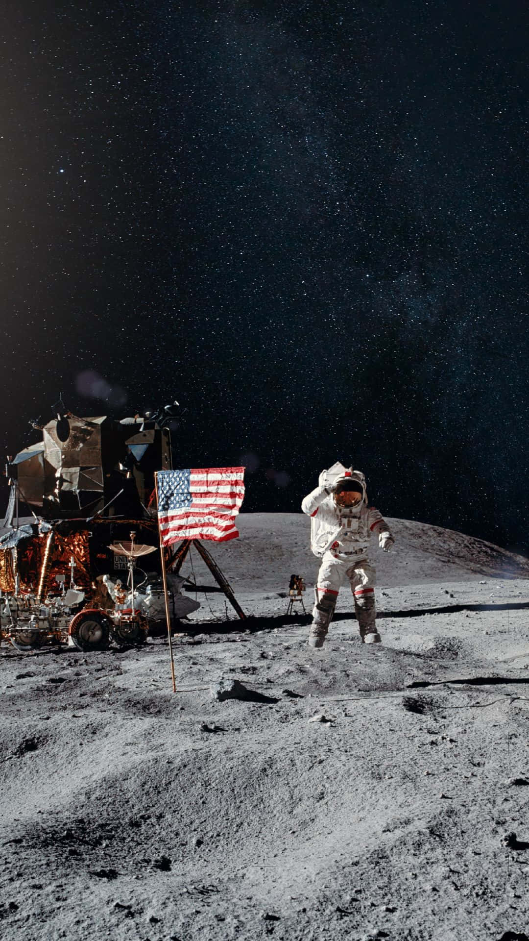 Live Space 桌布 壁紙 — 一名太空人站在月球灰色的表面上，旁邊是登月艙和一面在繁星點點的黑空下飄揚的美國國旗。