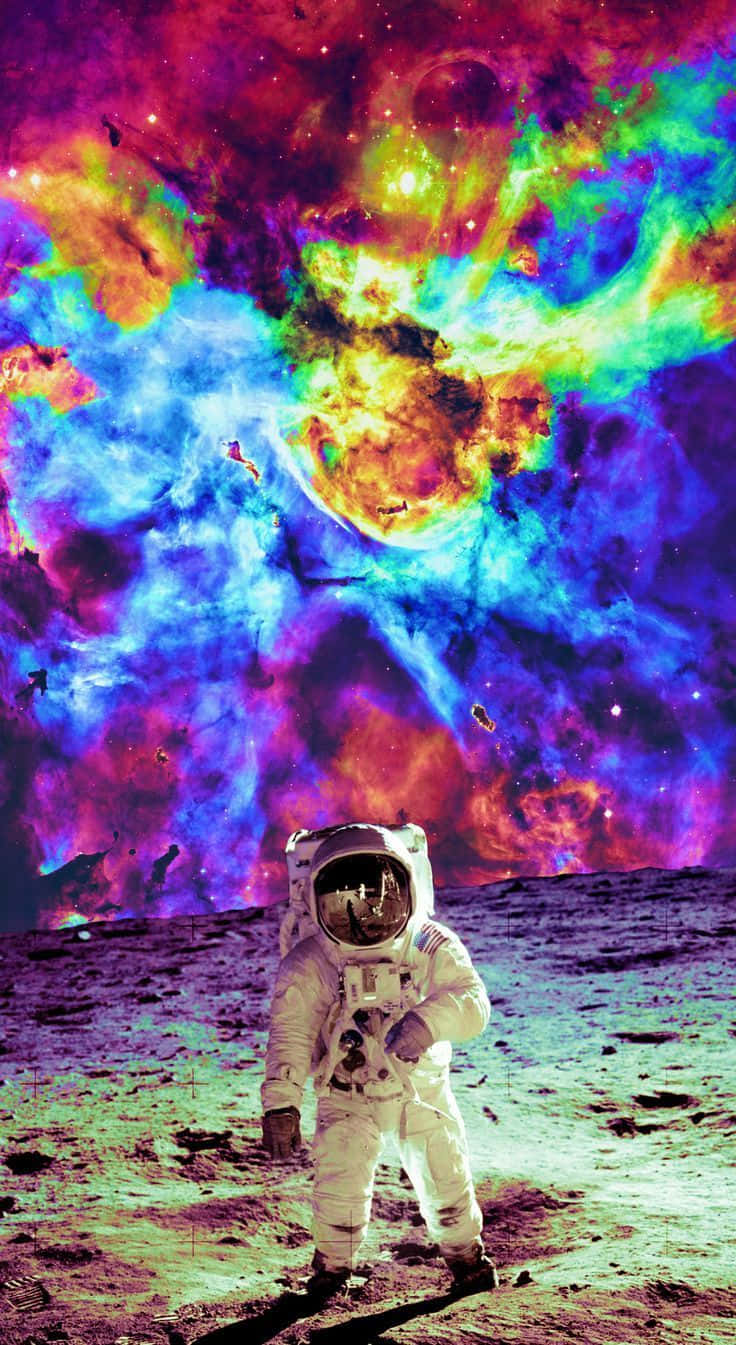  壁紙 — 一名太空人站在月球表面，凝視著充滿電光色彩的 vibrant 宇宙星雲。