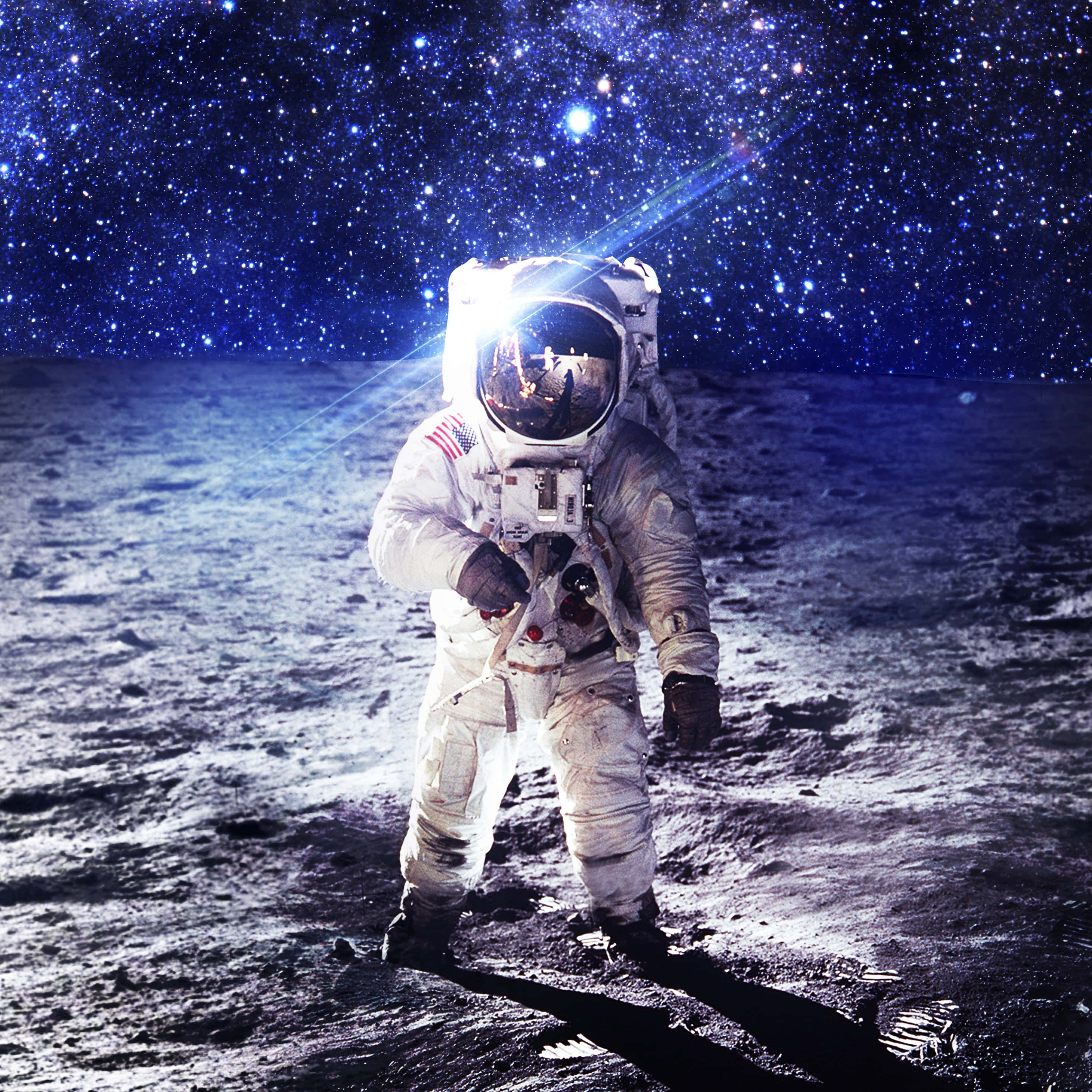 桌布 壁紙 — 一名太空人站在月球表面，星空下有一道明亮的光束照亮場景。