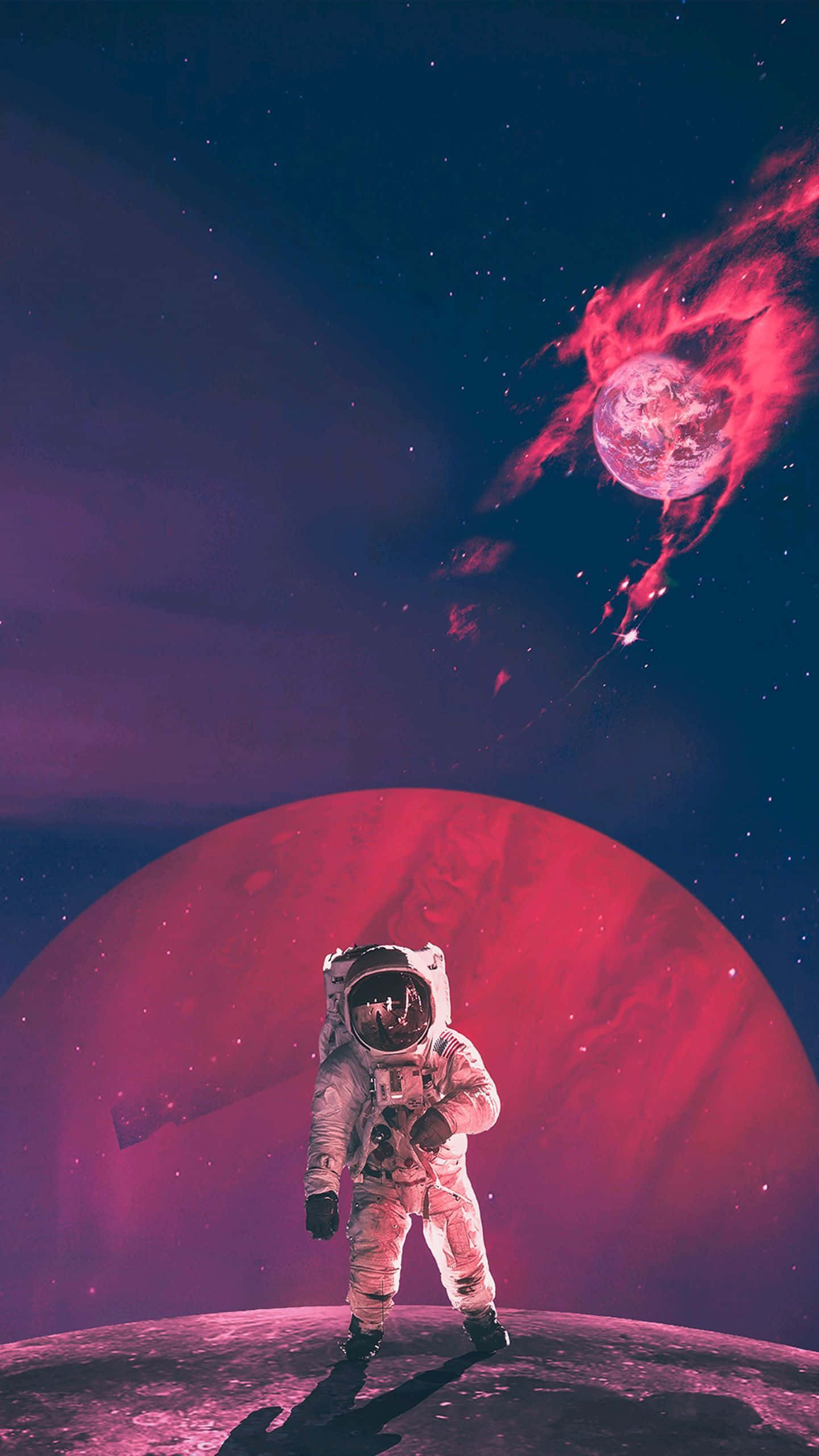 Astronaut iPhone 桌布 壁紙 — 一名太空人站在深紅色的行星上，凝視著一顆熾熱的流星劃過深空中發光的地球。