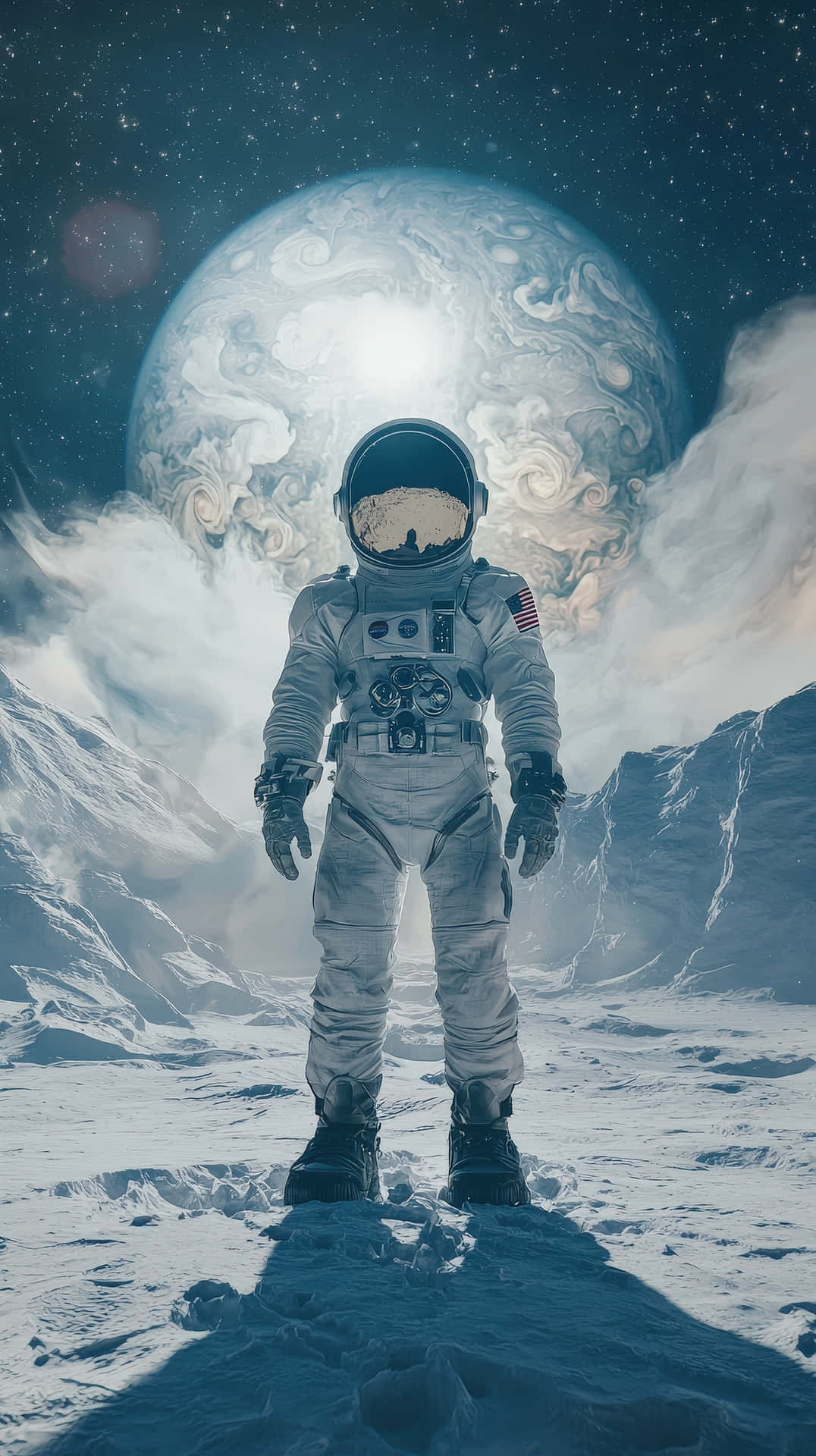 身穿白色太空衣的太空人站在雪地上，上方是巨大的旋轉行星。 — 太空人 壁紙